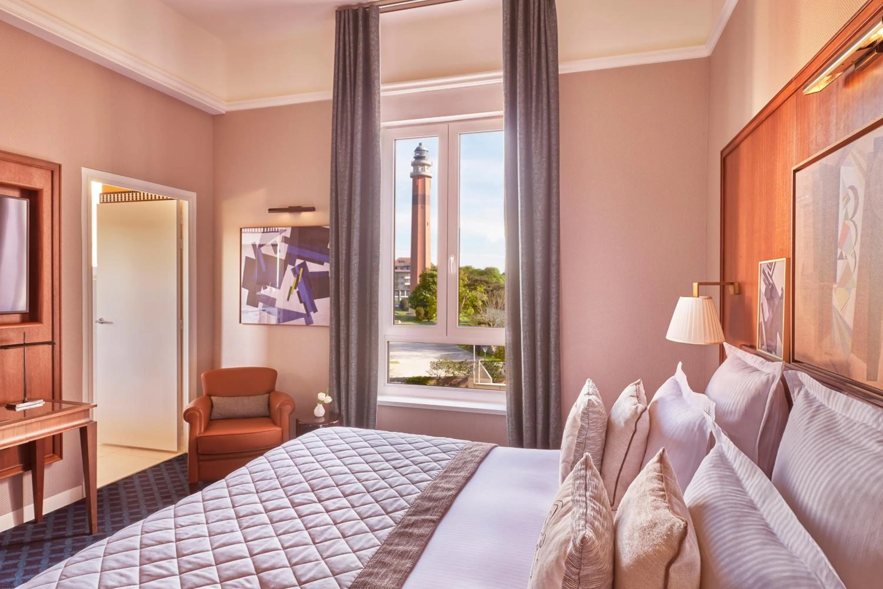 Bed in Hôtel Barrière Le Westminster