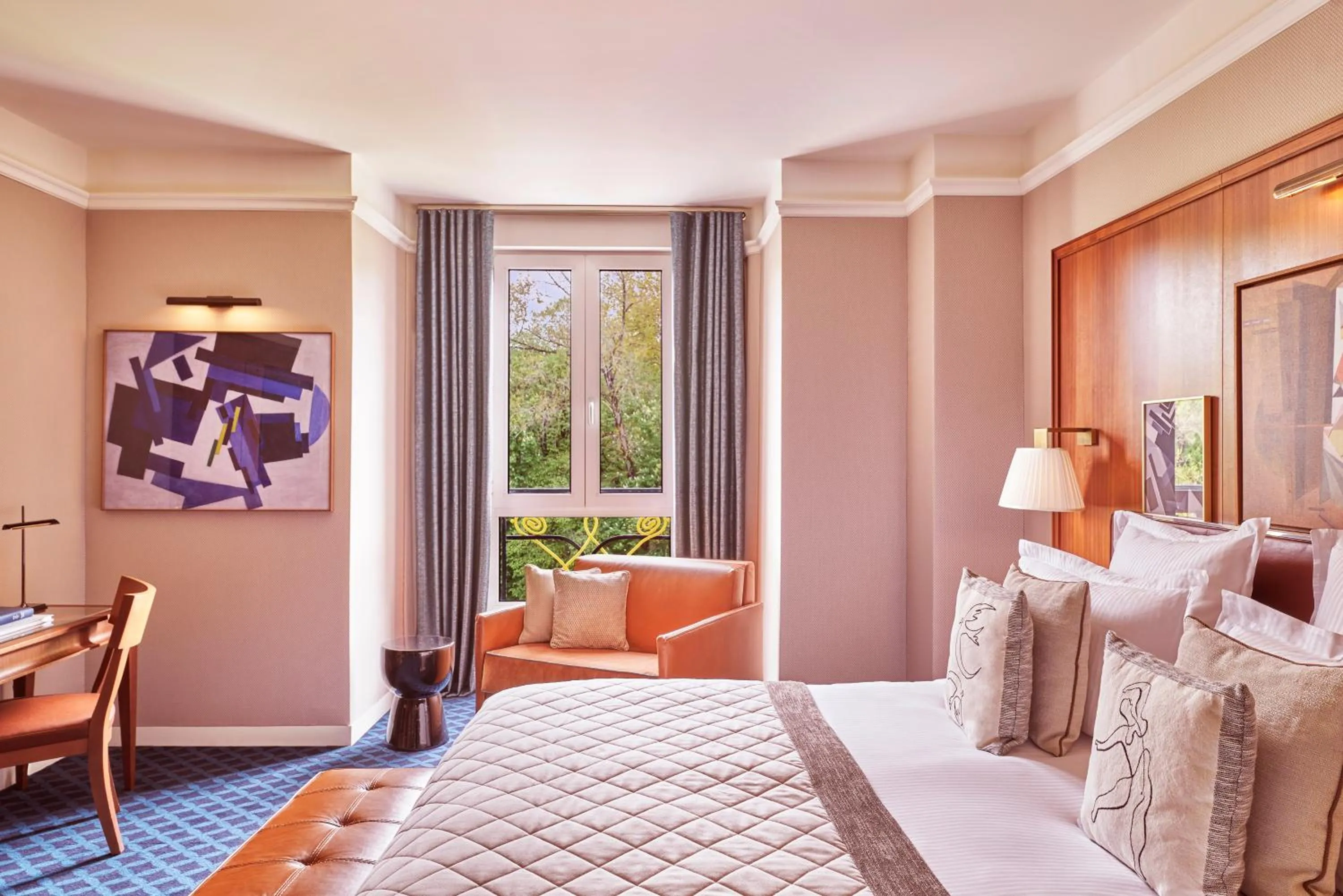 Bed in Hôtel Barrière Le Westminster