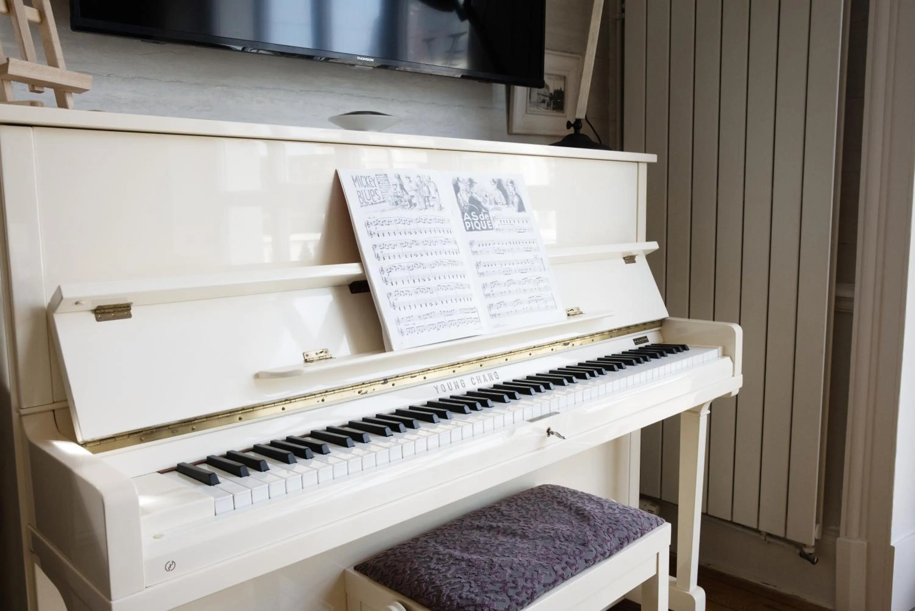 Communal lounge/ TV room in Hôtel La Villefromoy