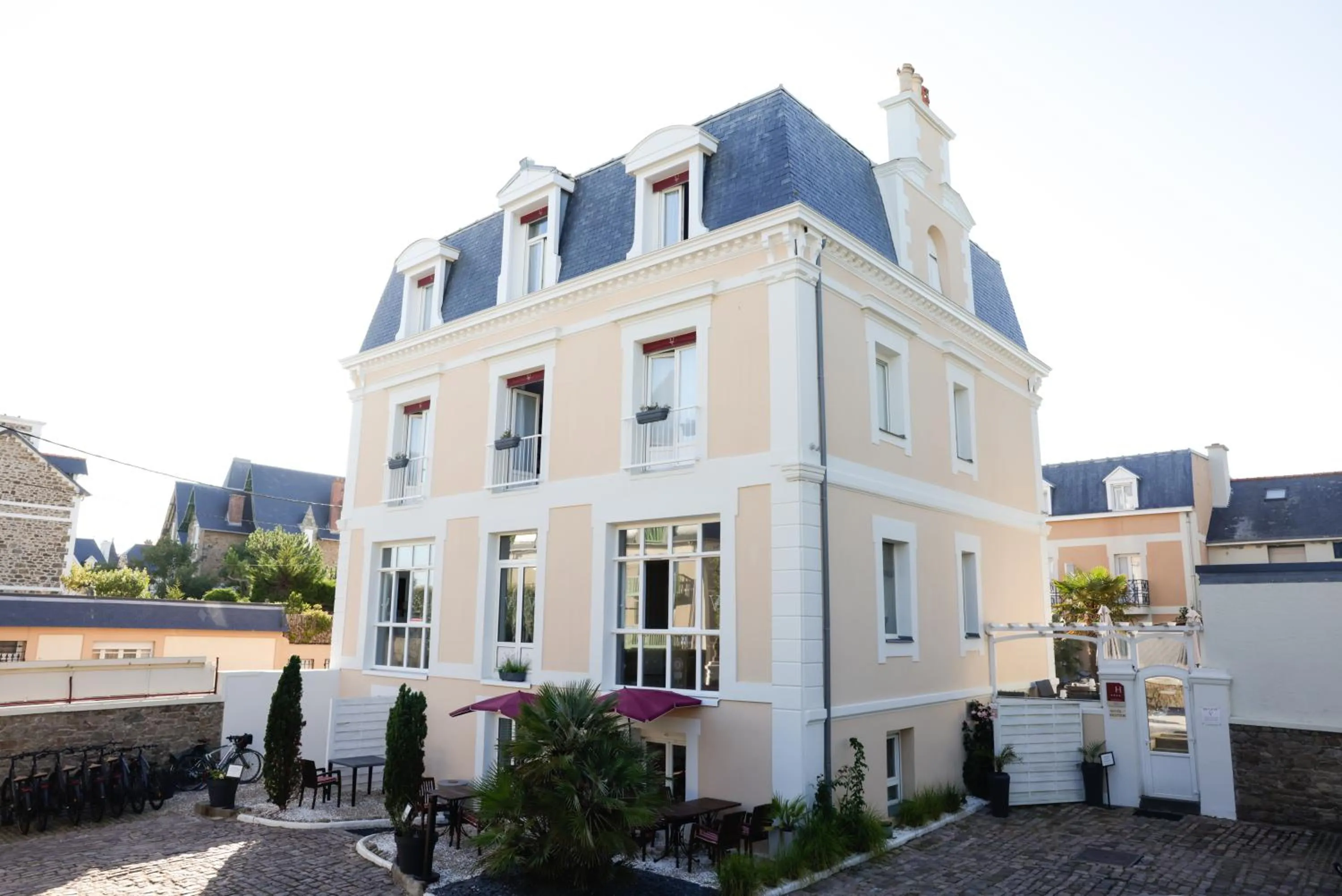 Property building in Hôtel La Villefromoy