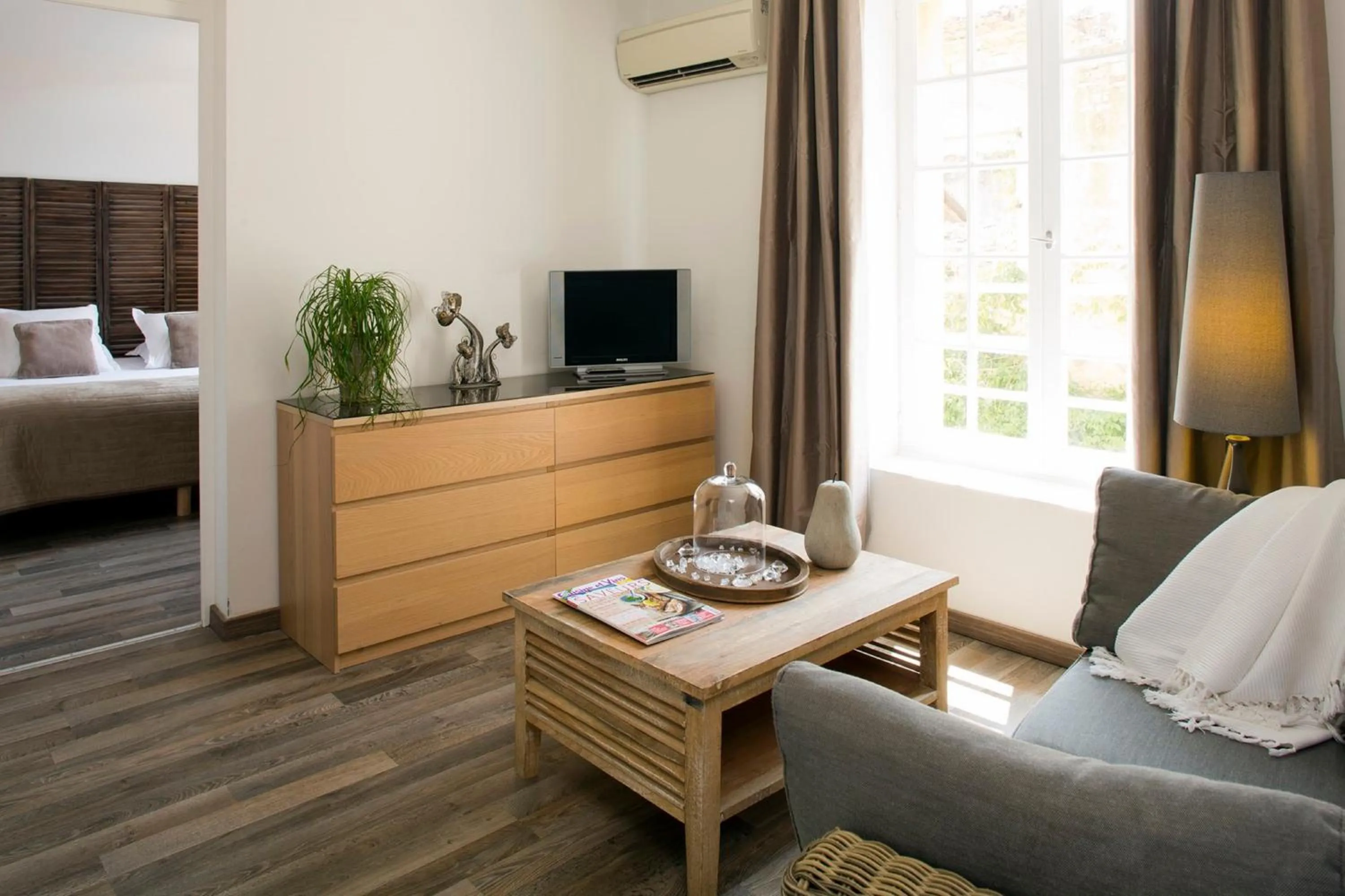 Living room, Bed in Hôtel Le Pré Galoffre