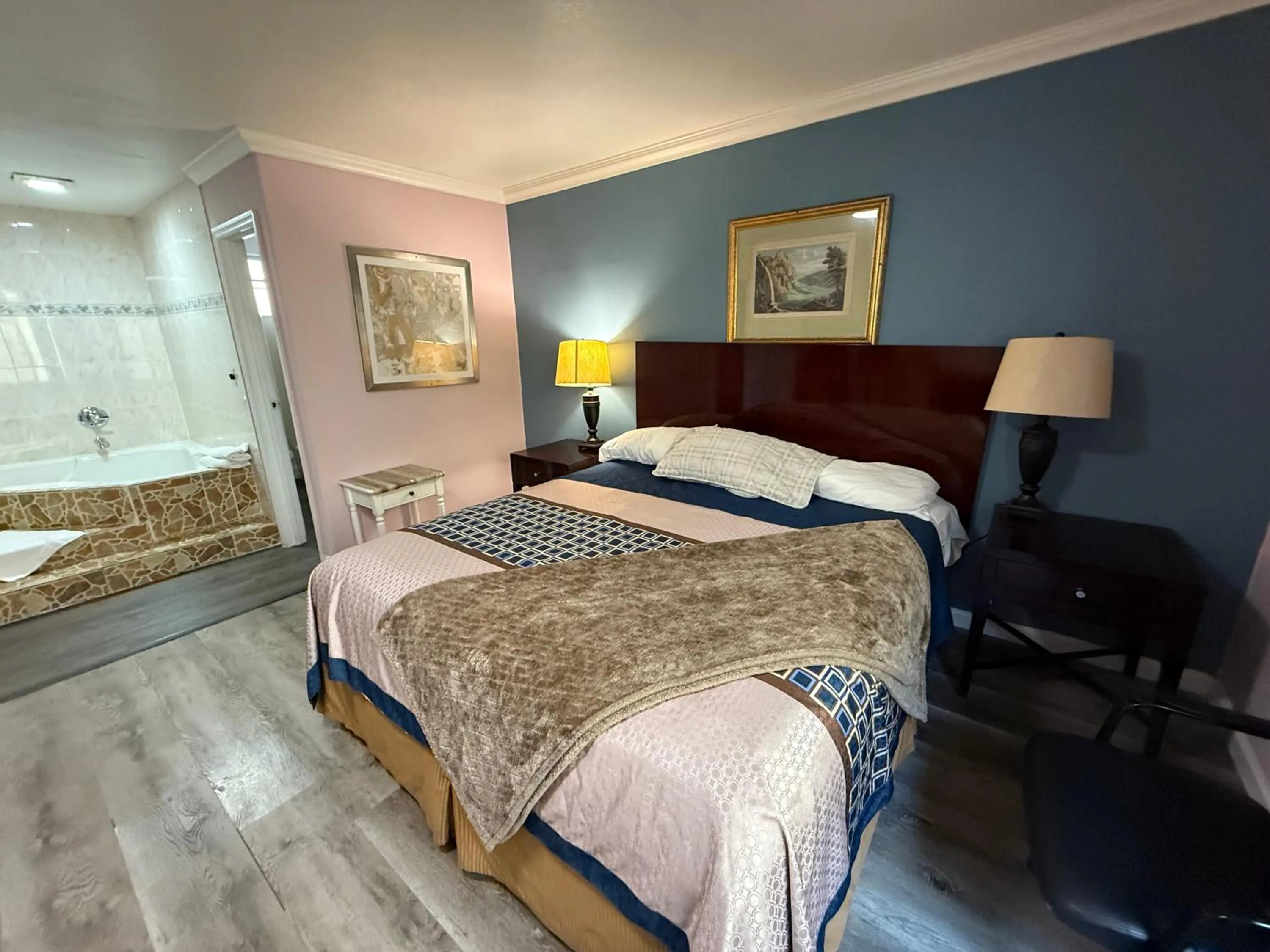 King Bed with Jetted Tub - NS in Travel Inn Downtown LA