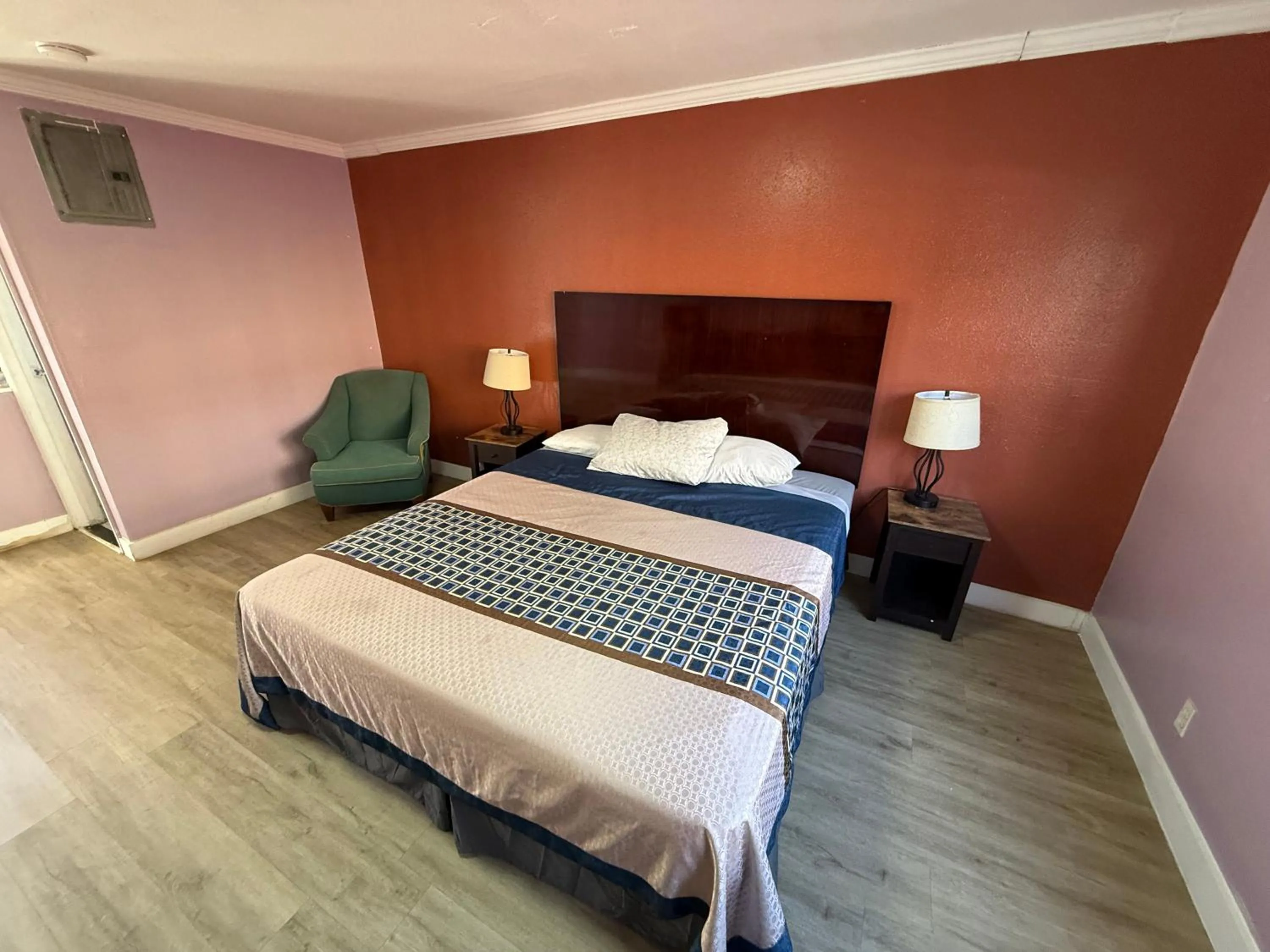 King Bed Non-Smoking in Travel Inn Downtown LA