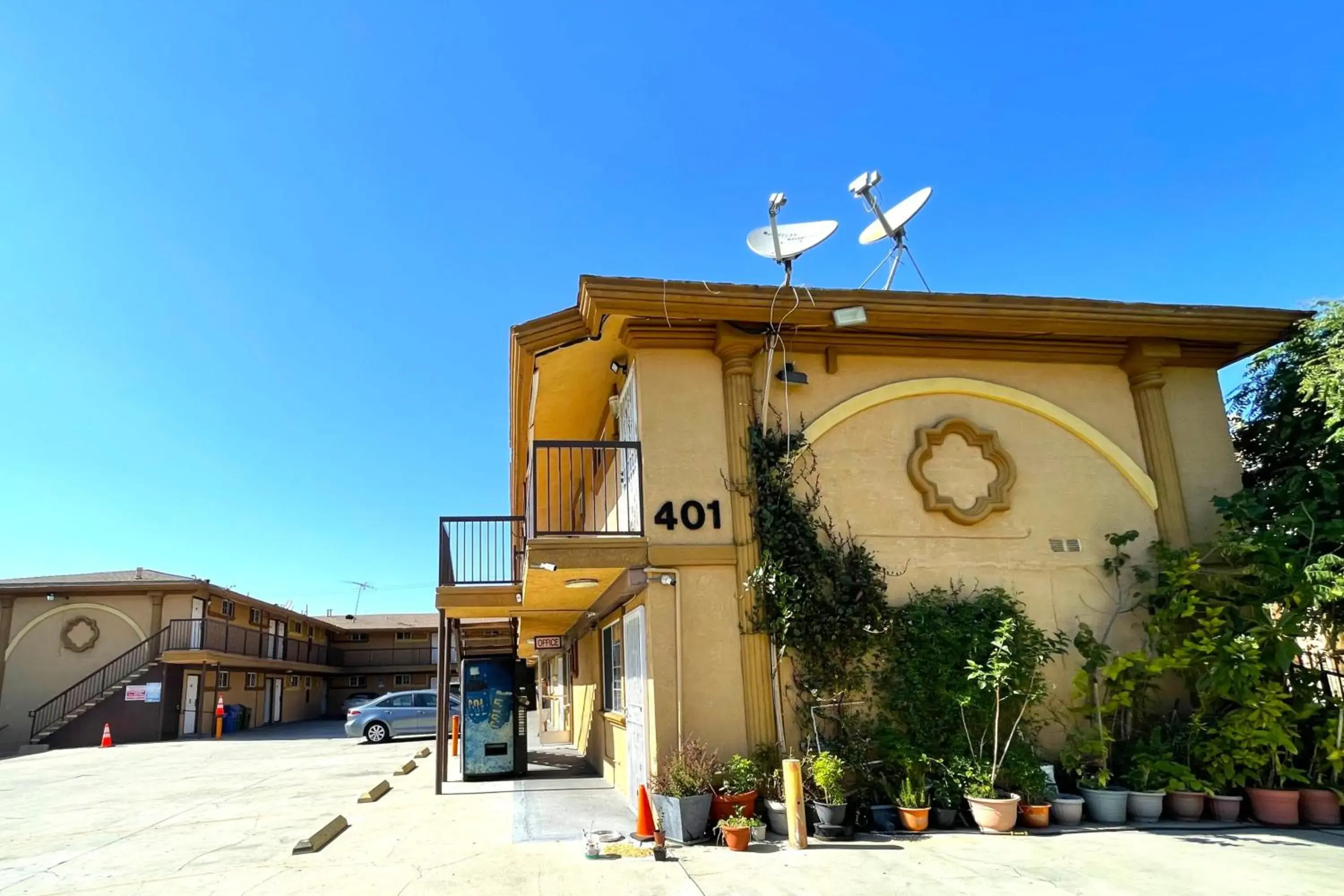 Facade/entrance in Travel Inn Downtown LA Facade/entrance in Travel Inn Downtown LA