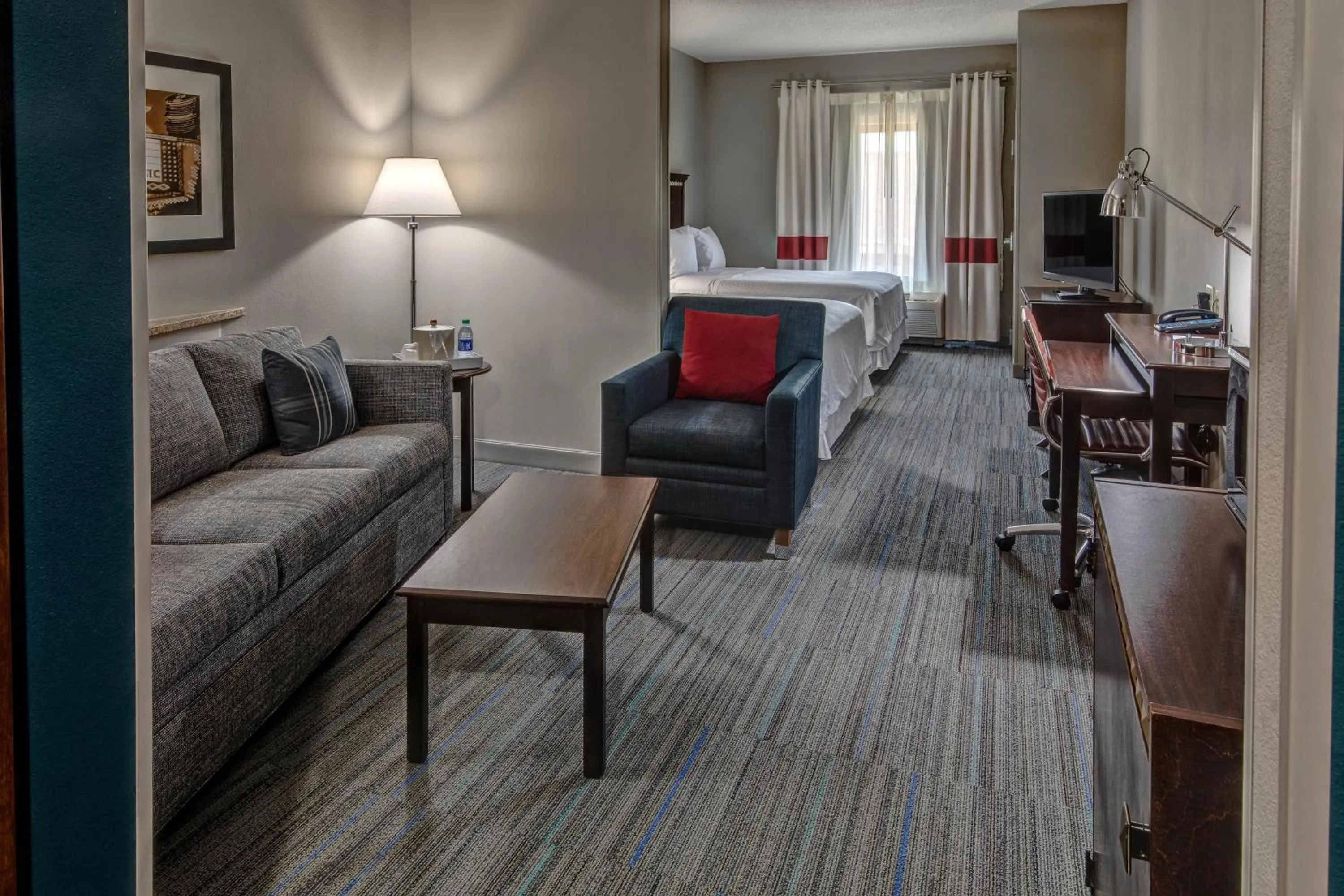 Photo of the whole room, Bed in Four Points by Sheraton Memphis Southwind