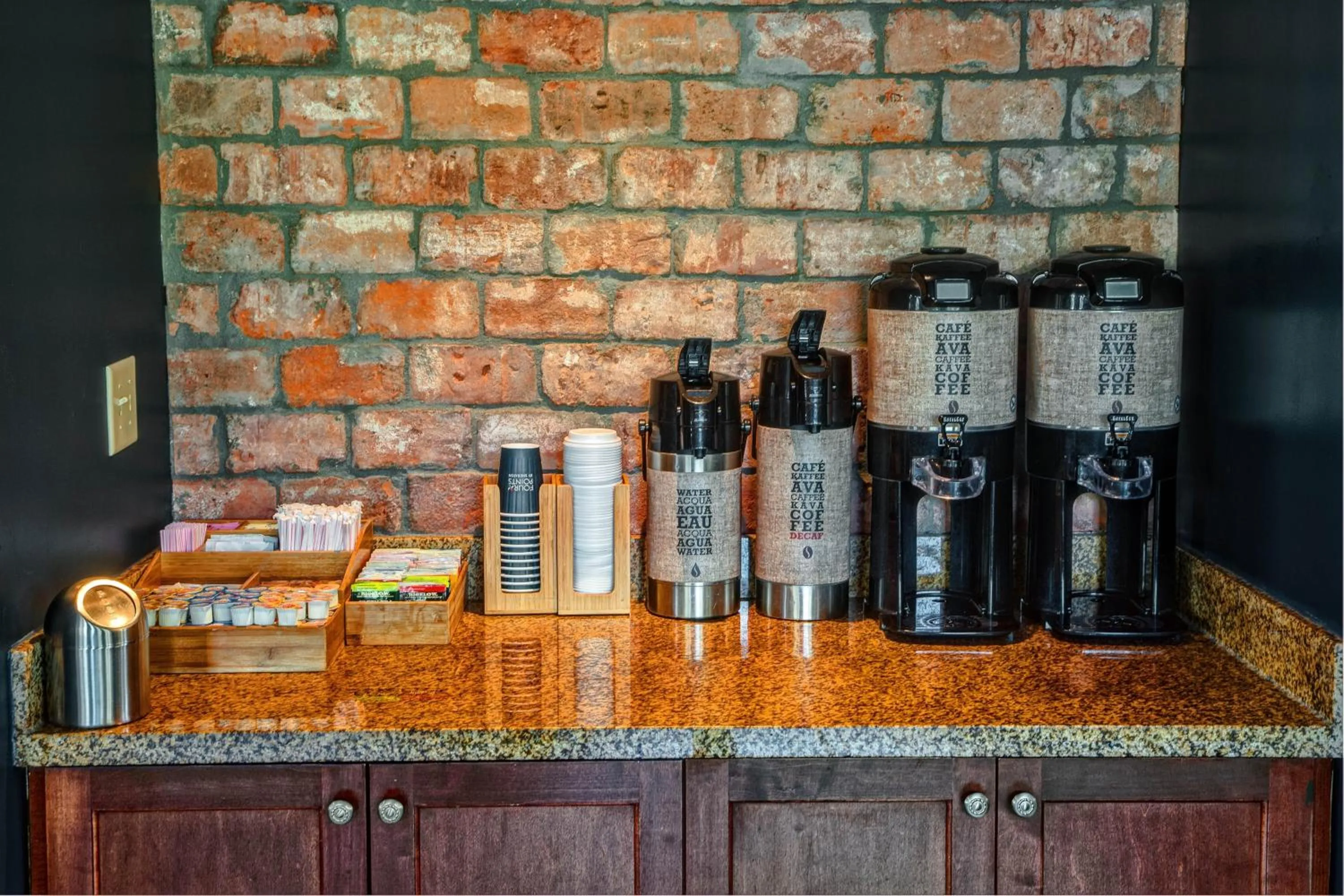 Restaurant/places to eat in Four Points by Sheraton Memphis Southwind