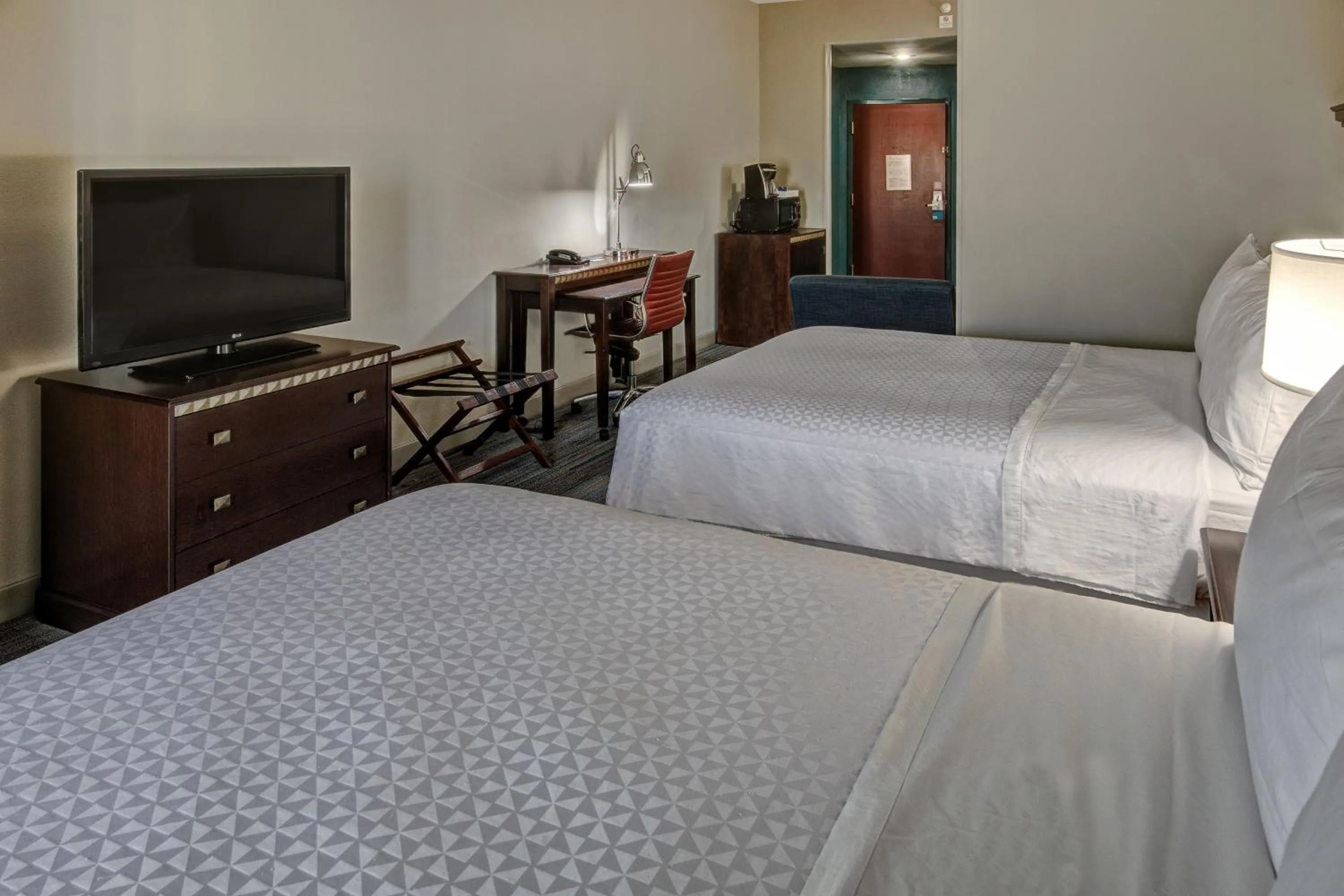 Photo of the whole room, Bed in Four Points by Sheraton Memphis Southwind