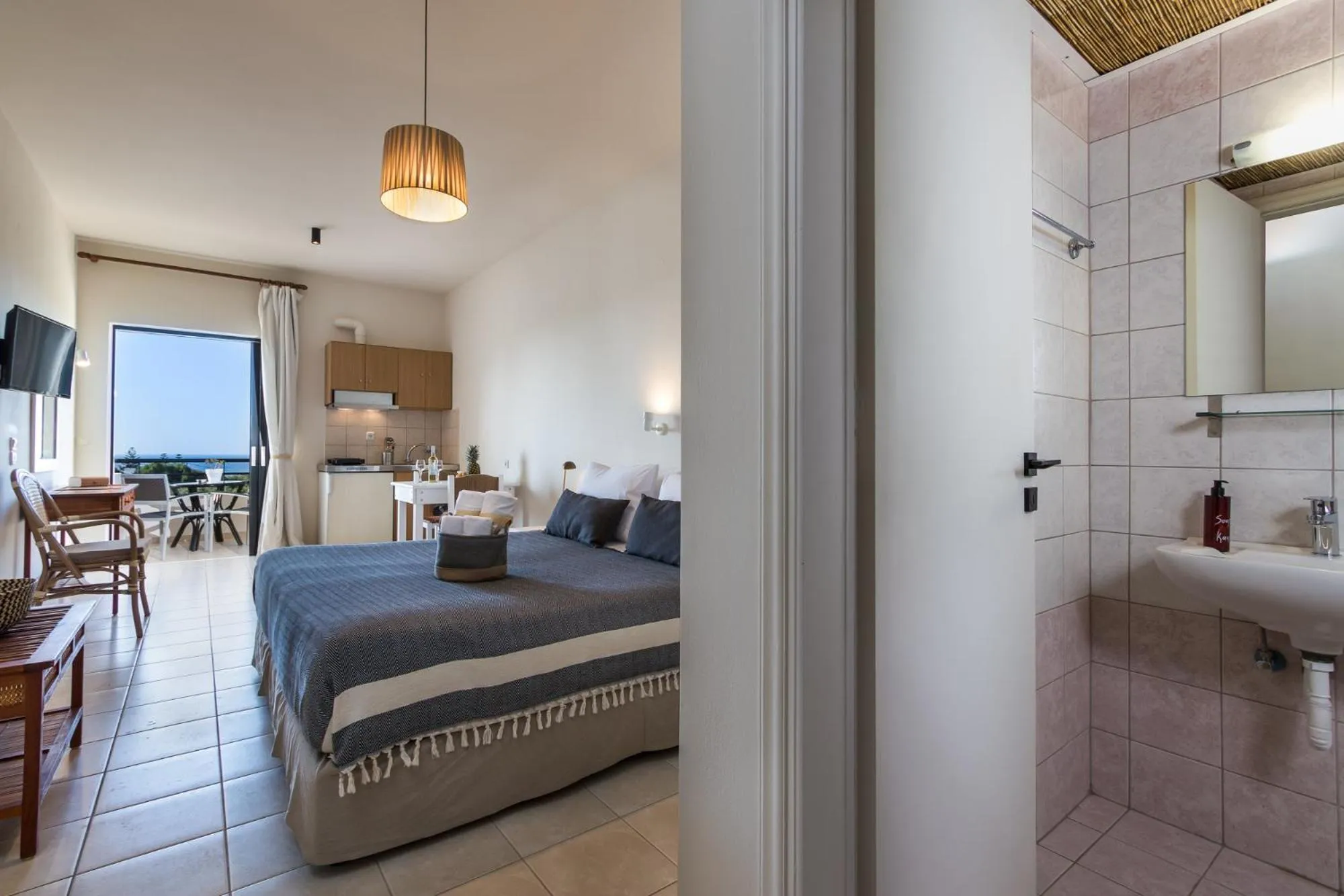 Photo of the whole room, Bed in Kanso Rooms