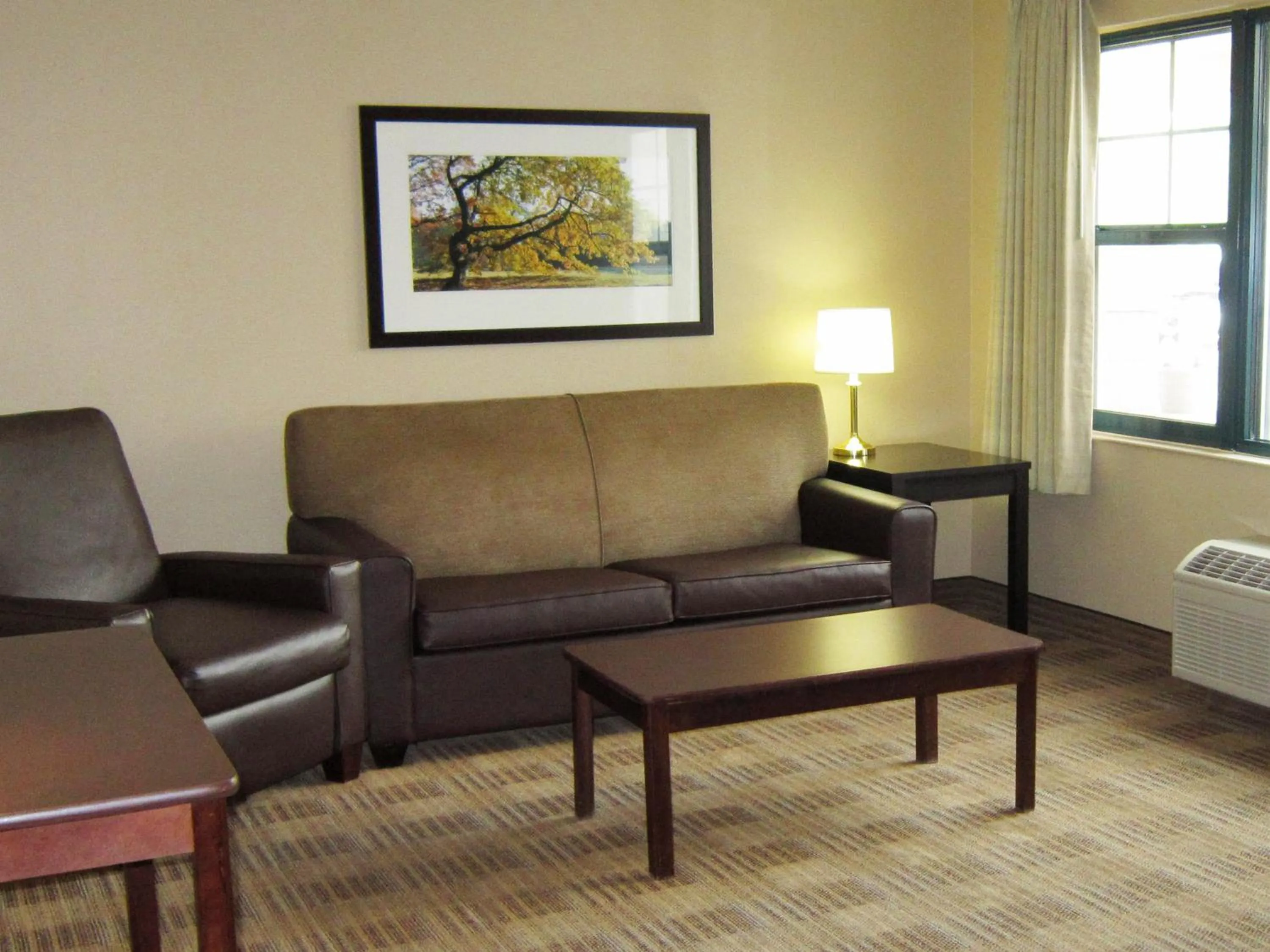 Seating area in Suburban Studios Jackson North