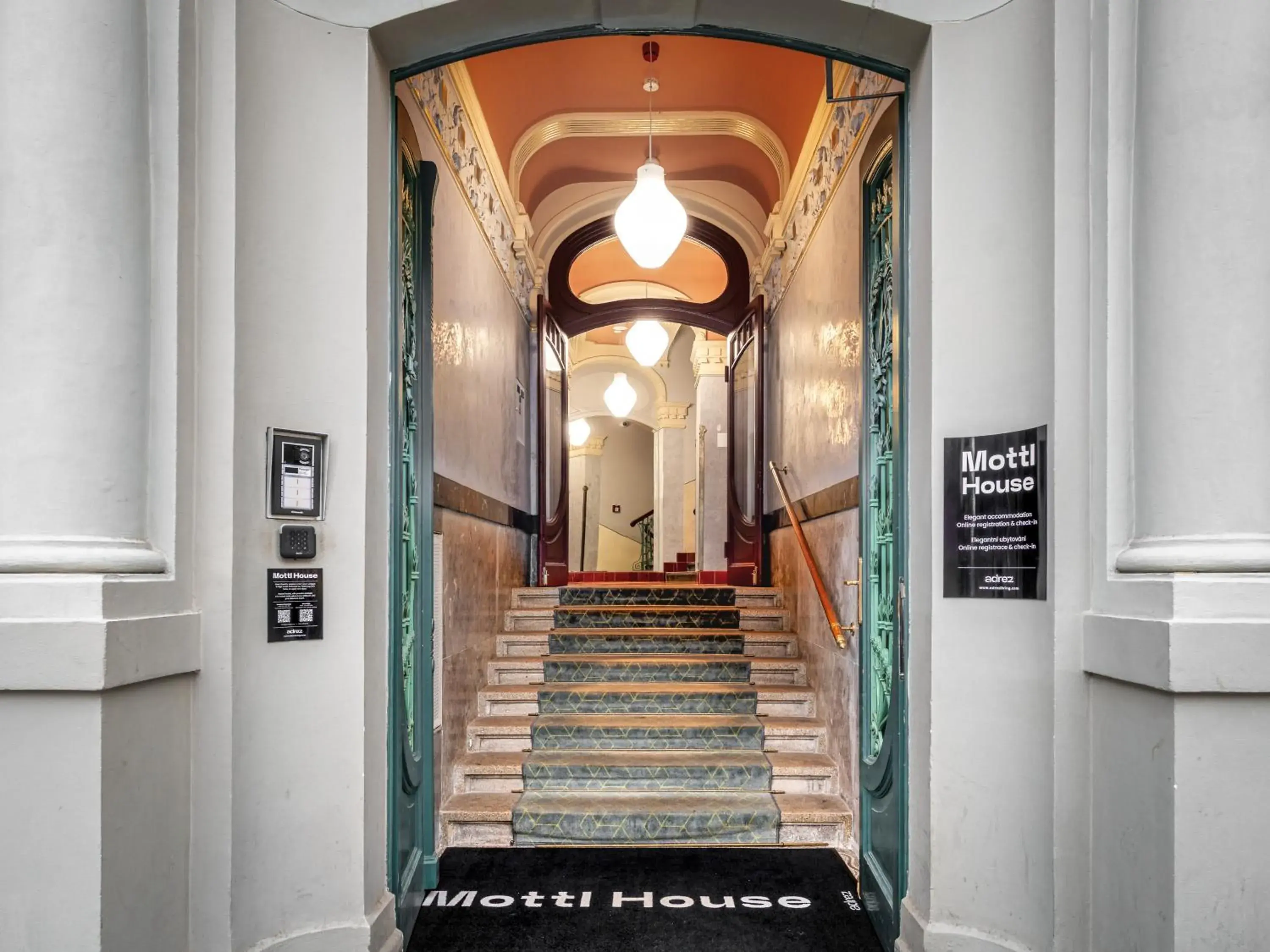 Facade/entrance in Mottl House by Adrez Facade/entrance in Mottl House by Adrez