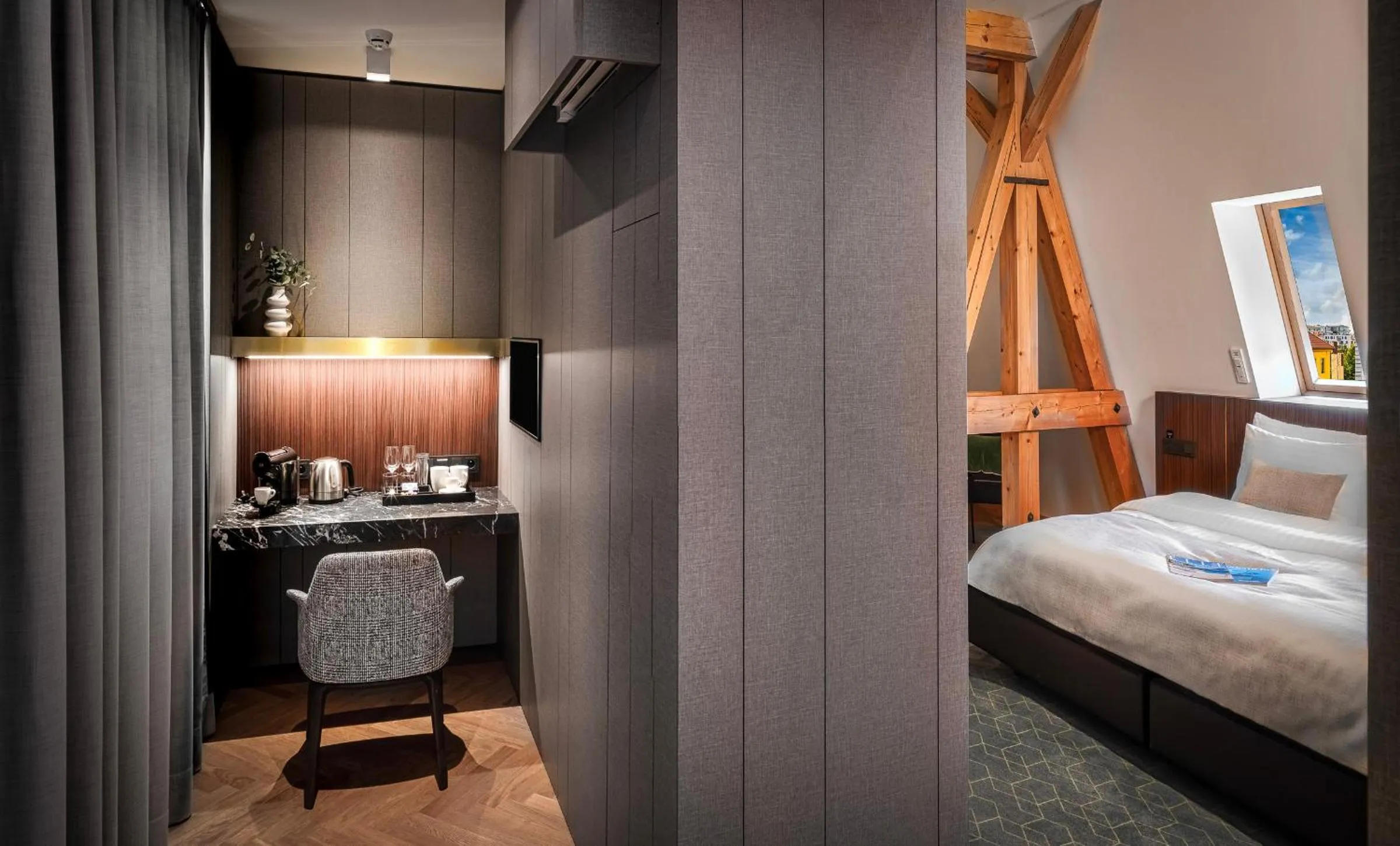 Seating area, Bed in Mottl House by Adrez