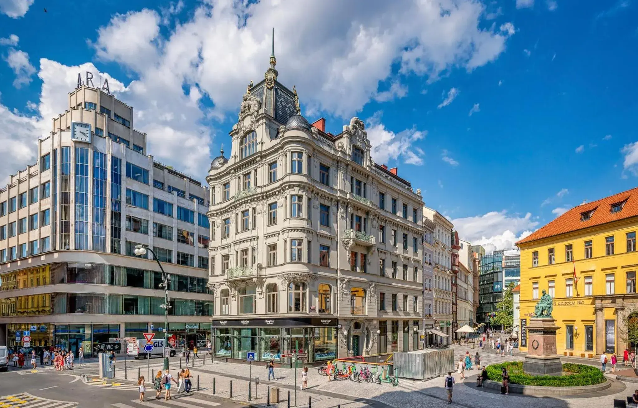 Property building in Mottl House by Adrez Property building in Mottl House by Adrez