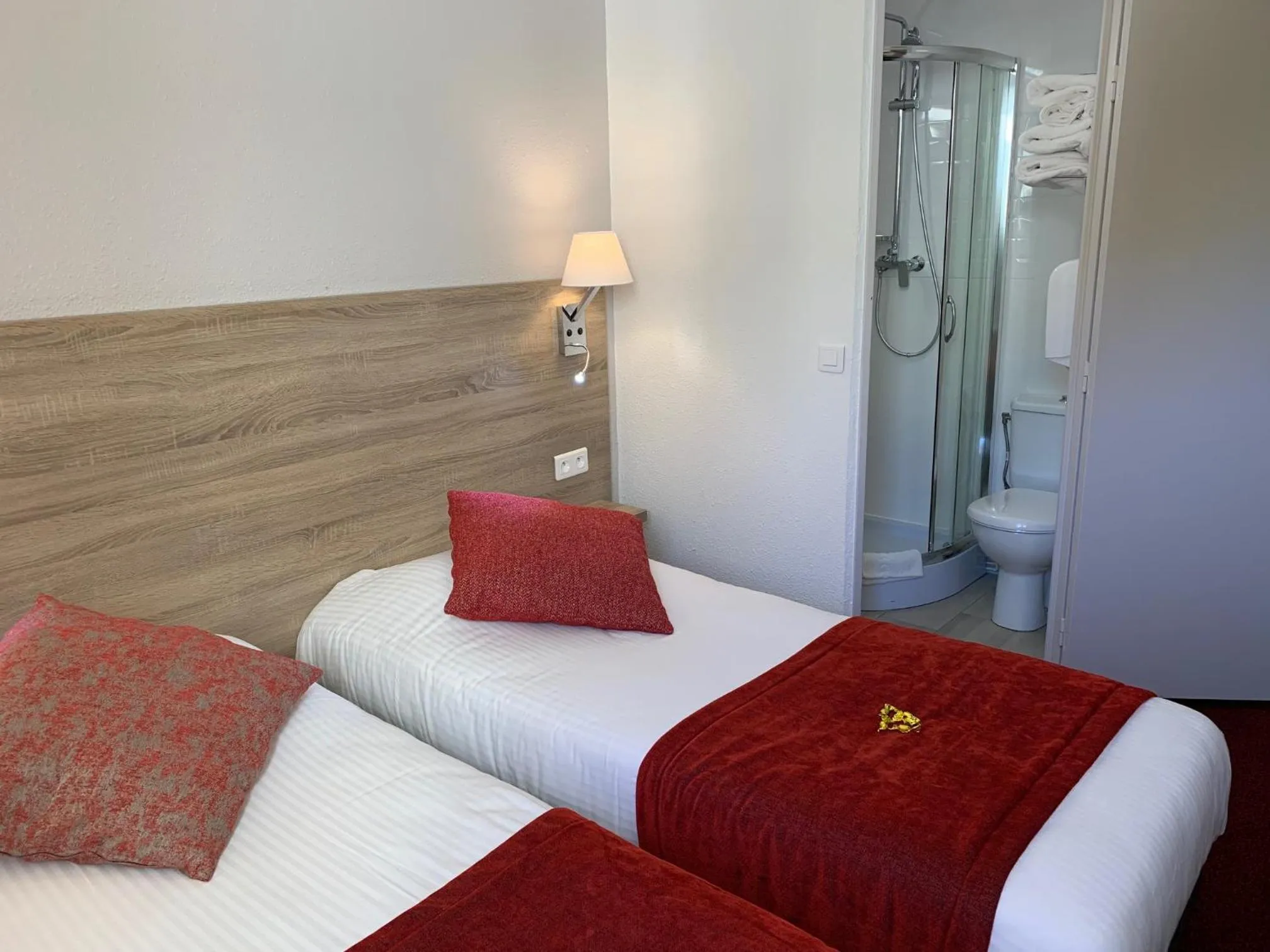 Photo of the whole room, Bed in The Originals City, Hôtel Nîmes Costières