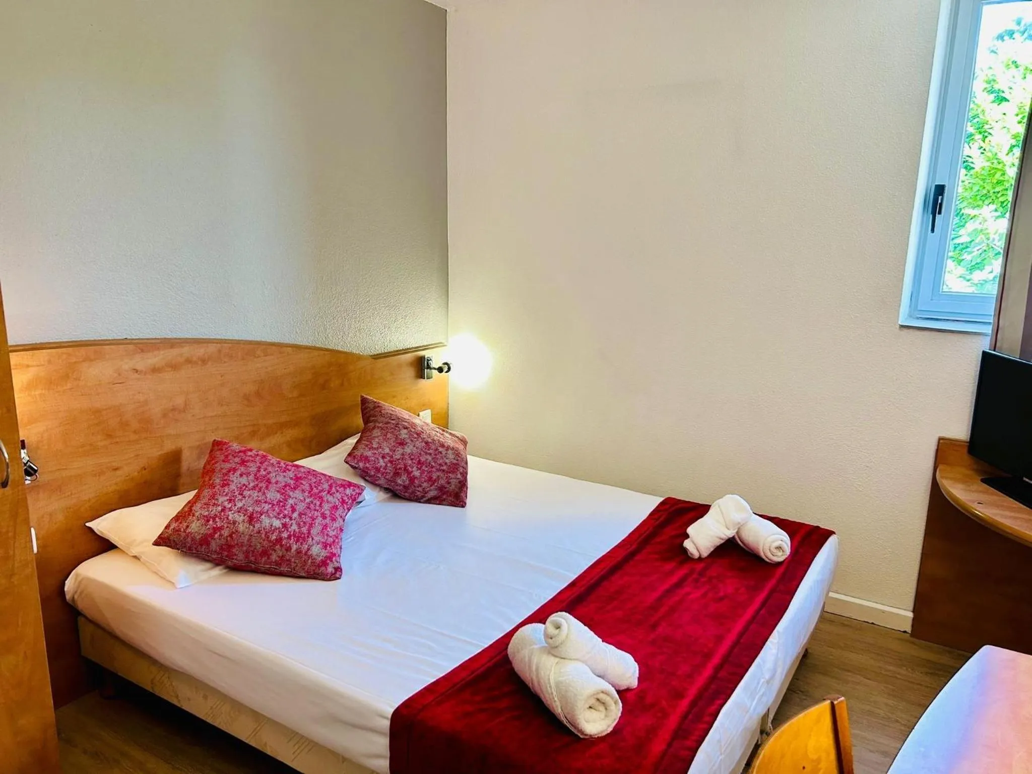 Bedroom, Bed in The Originals City, Hôtel Nîmes Costières