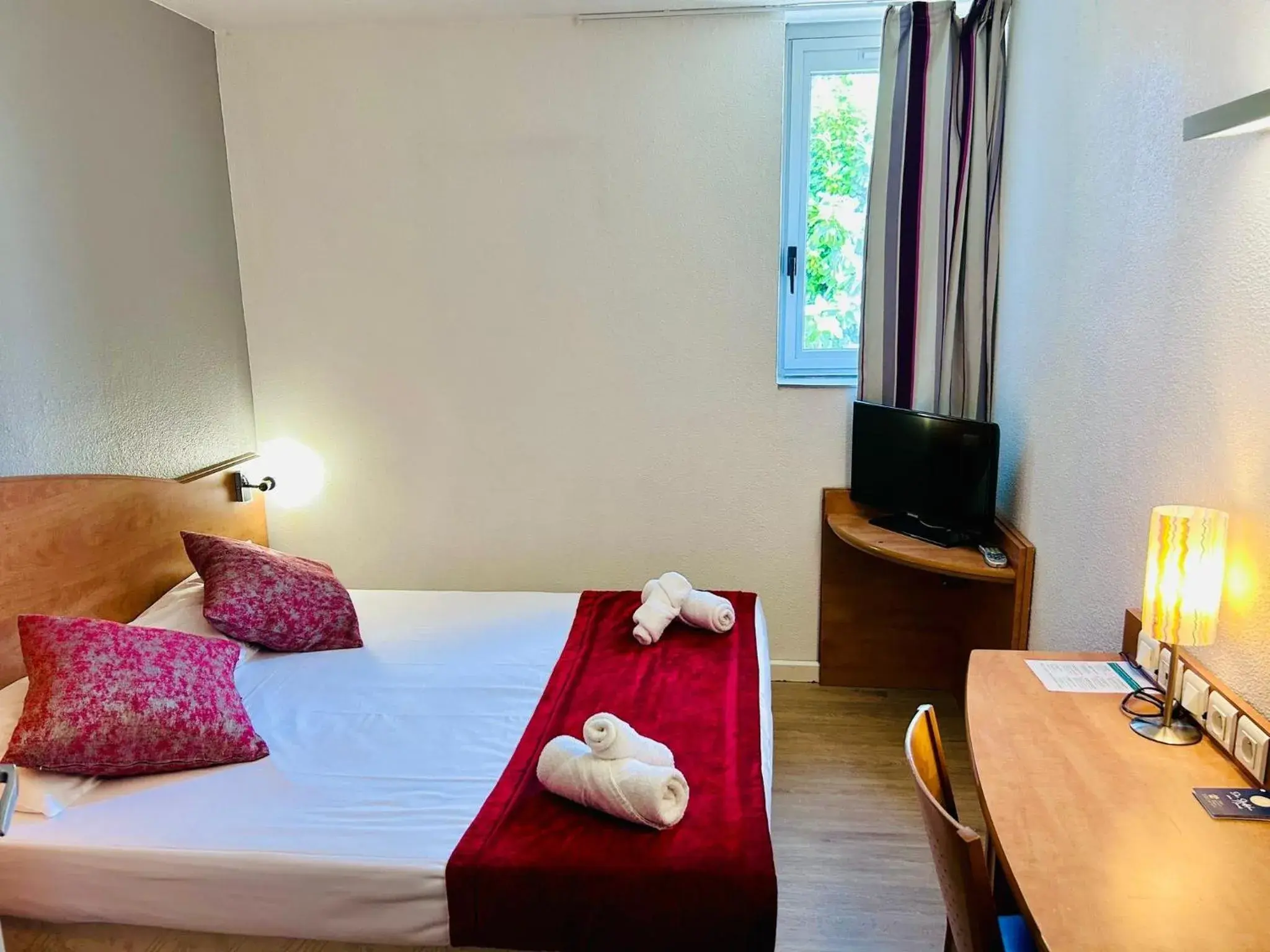 Bedroom, Bed in The Originals City, Hôtel Nîmes Costières Bedroom, Bed in The Originals City, Hôtel Nîmes Costières