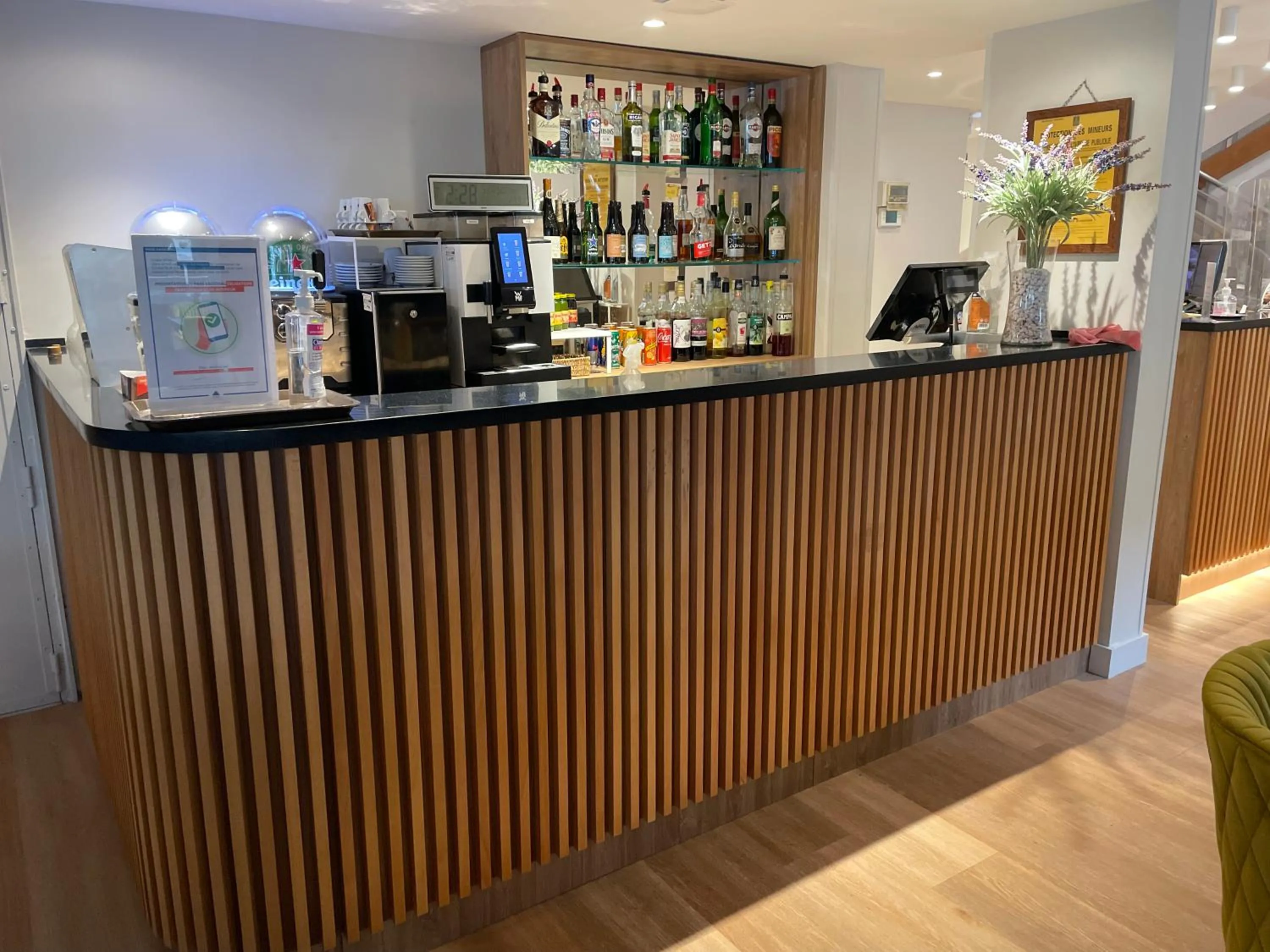 Lounge or bar in The Originals City, Hôtel Nîmes Costières