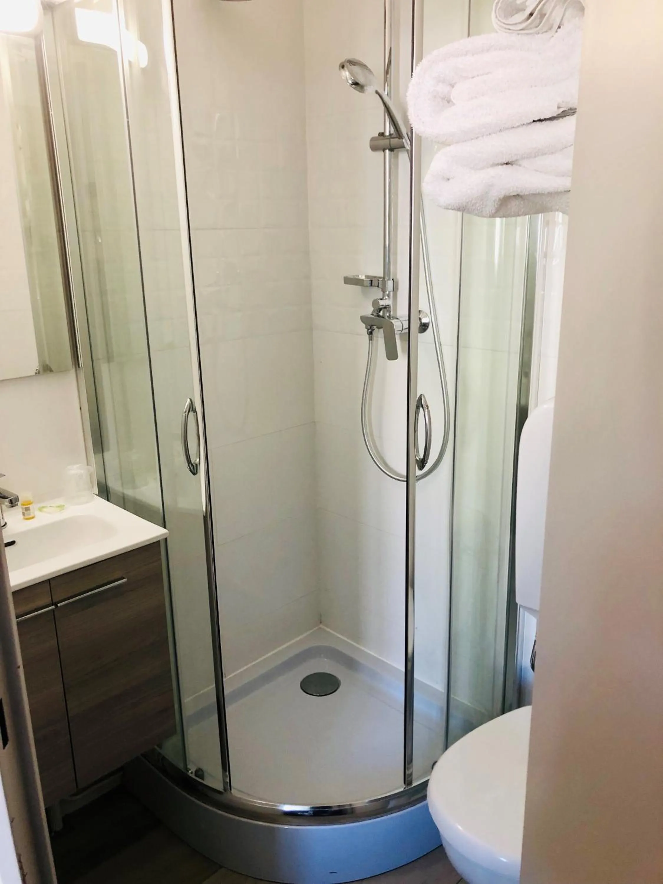 Shower in The Originals City, Hôtel Nîmes Costières