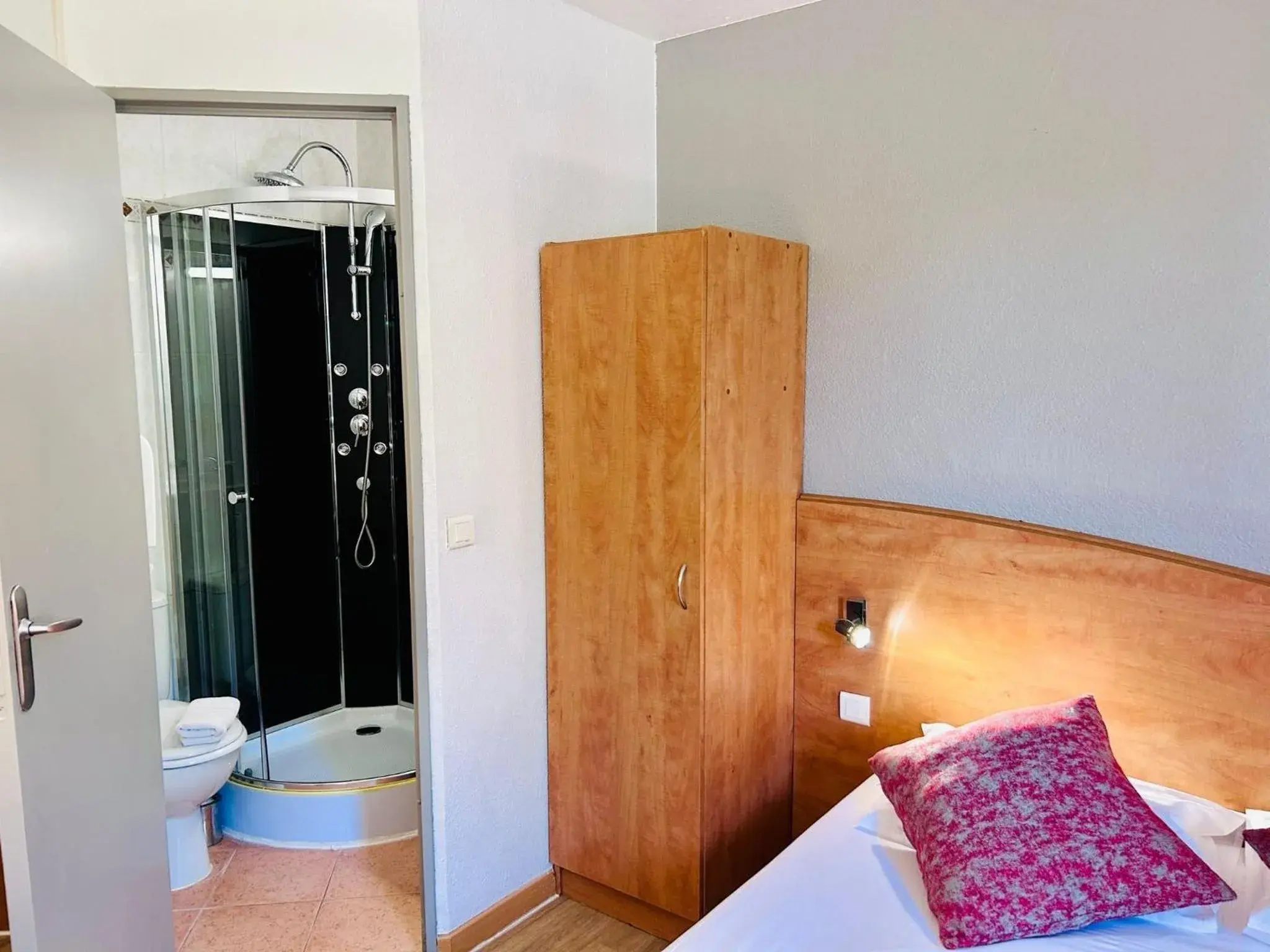 Toilet, Bed in The Originals City, Hôtel Nîmes Costières Toilet, Bed in The Originals City, Hôtel Nîmes Costières