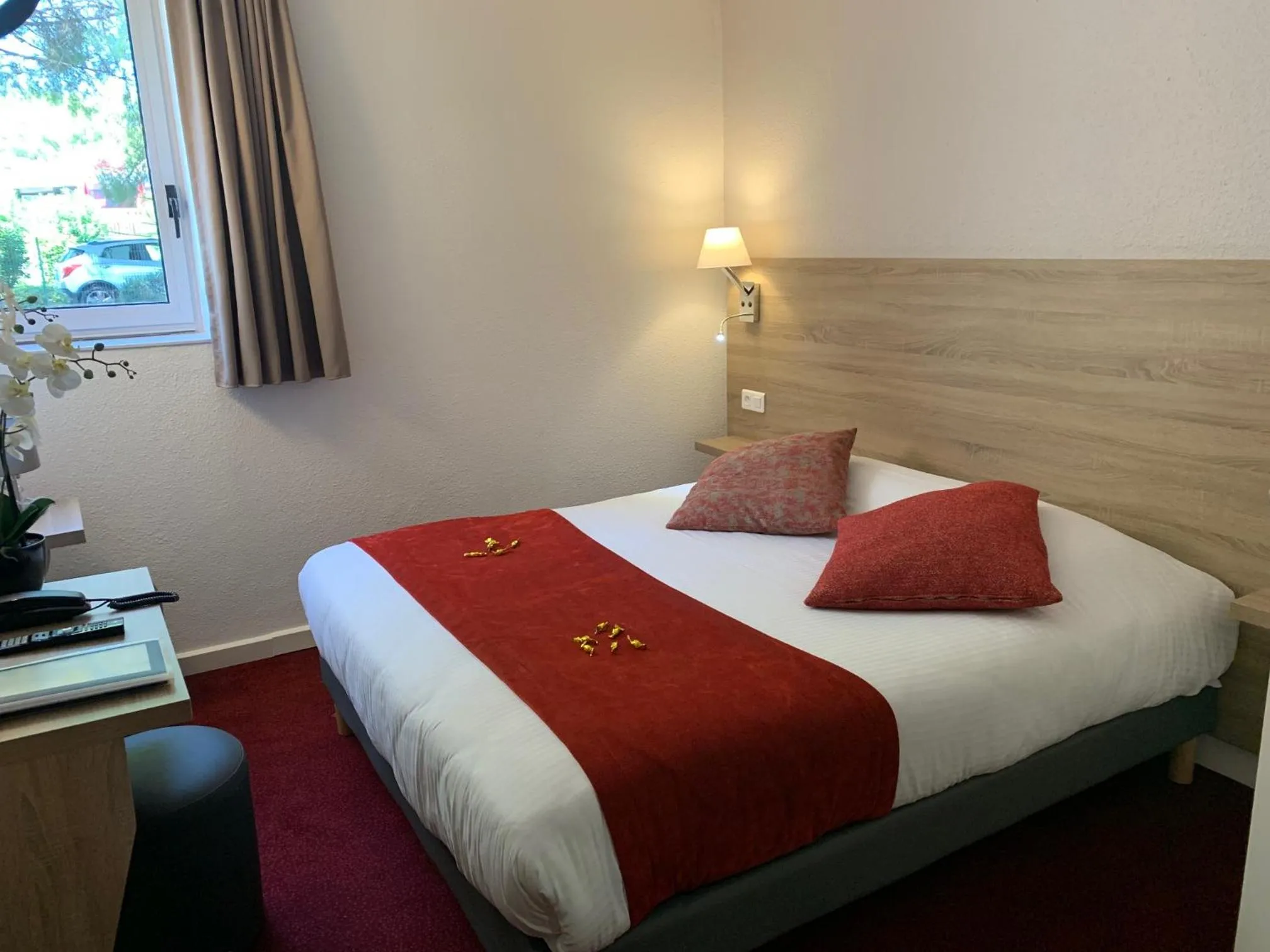 Spring, Bed in The Originals City, Hôtel Nîmes Costières