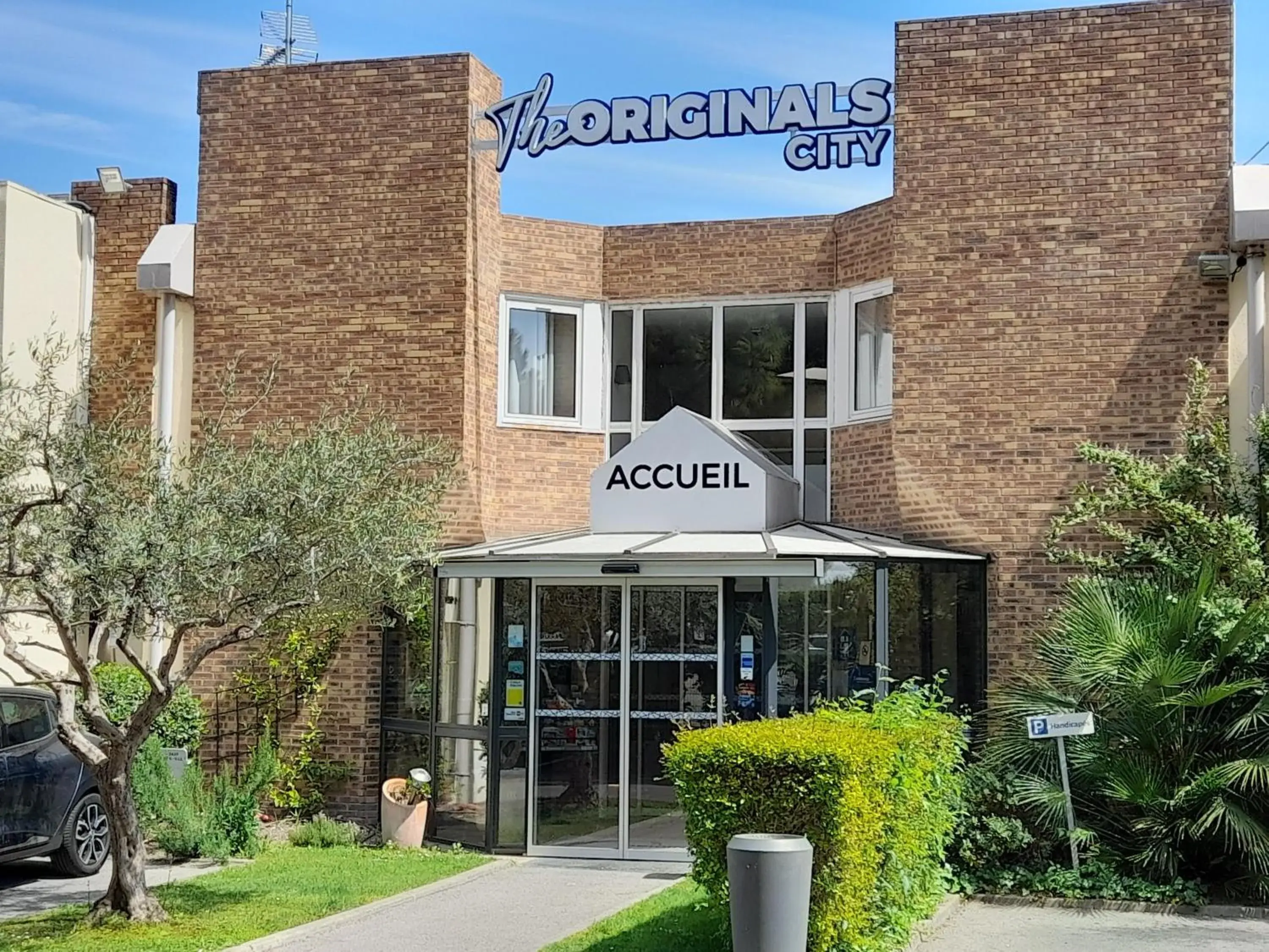 Property building in The Originals City, Hôtel Nîmes Costières Property building in The Originals City, Hôtel Nîmes Costières