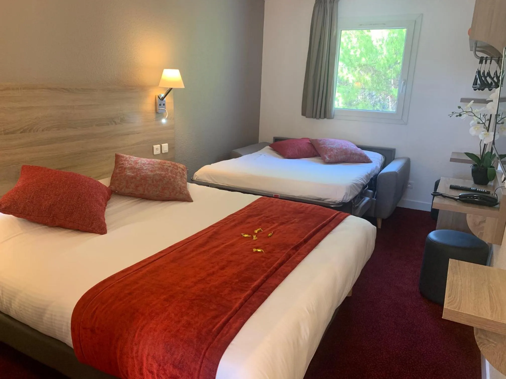 Bed in The Originals City, Hôtel Nîmes Costières