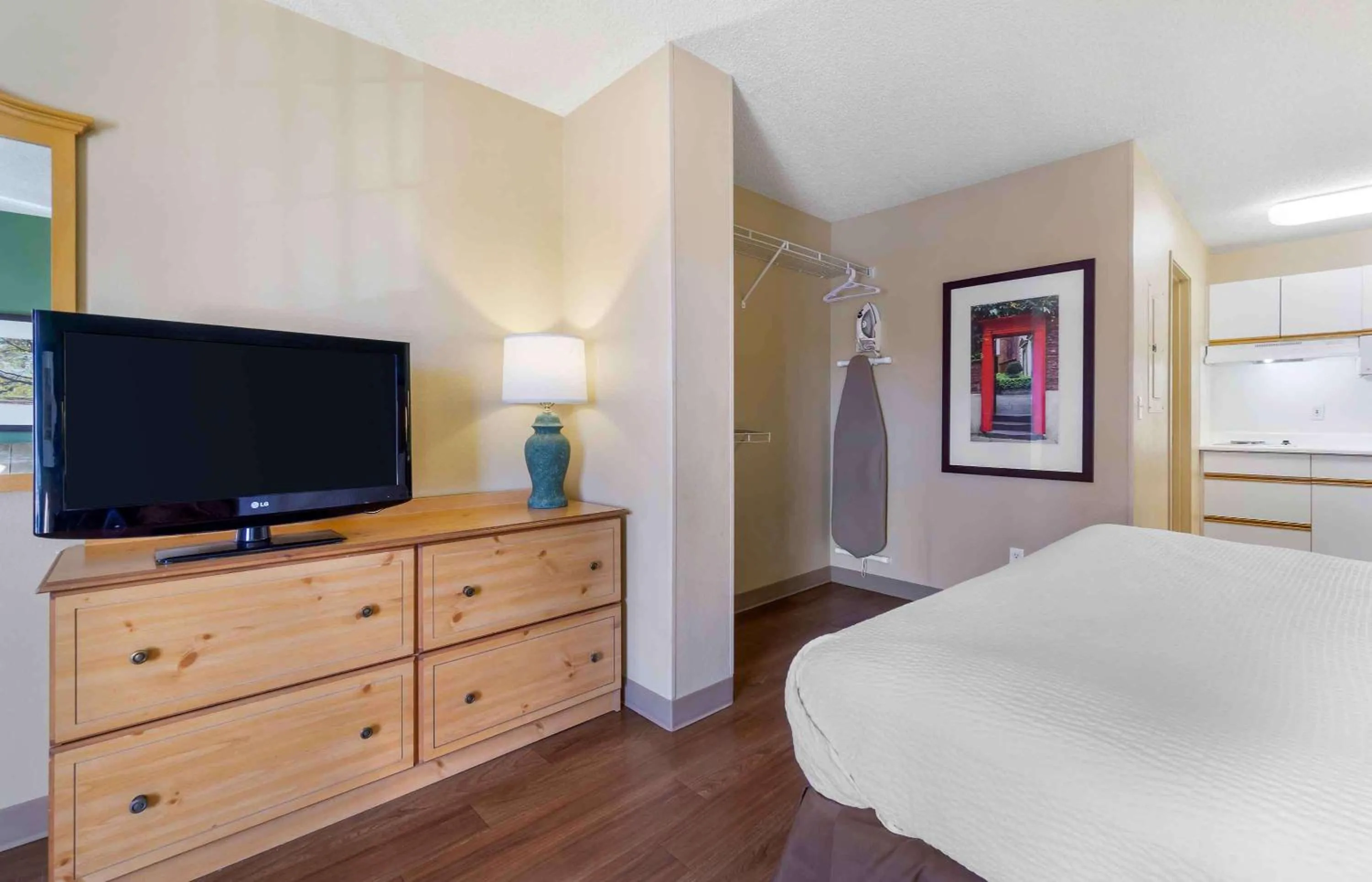 Bedroom, Bed in Extended Stay America Suites - Seattle - Southcenter