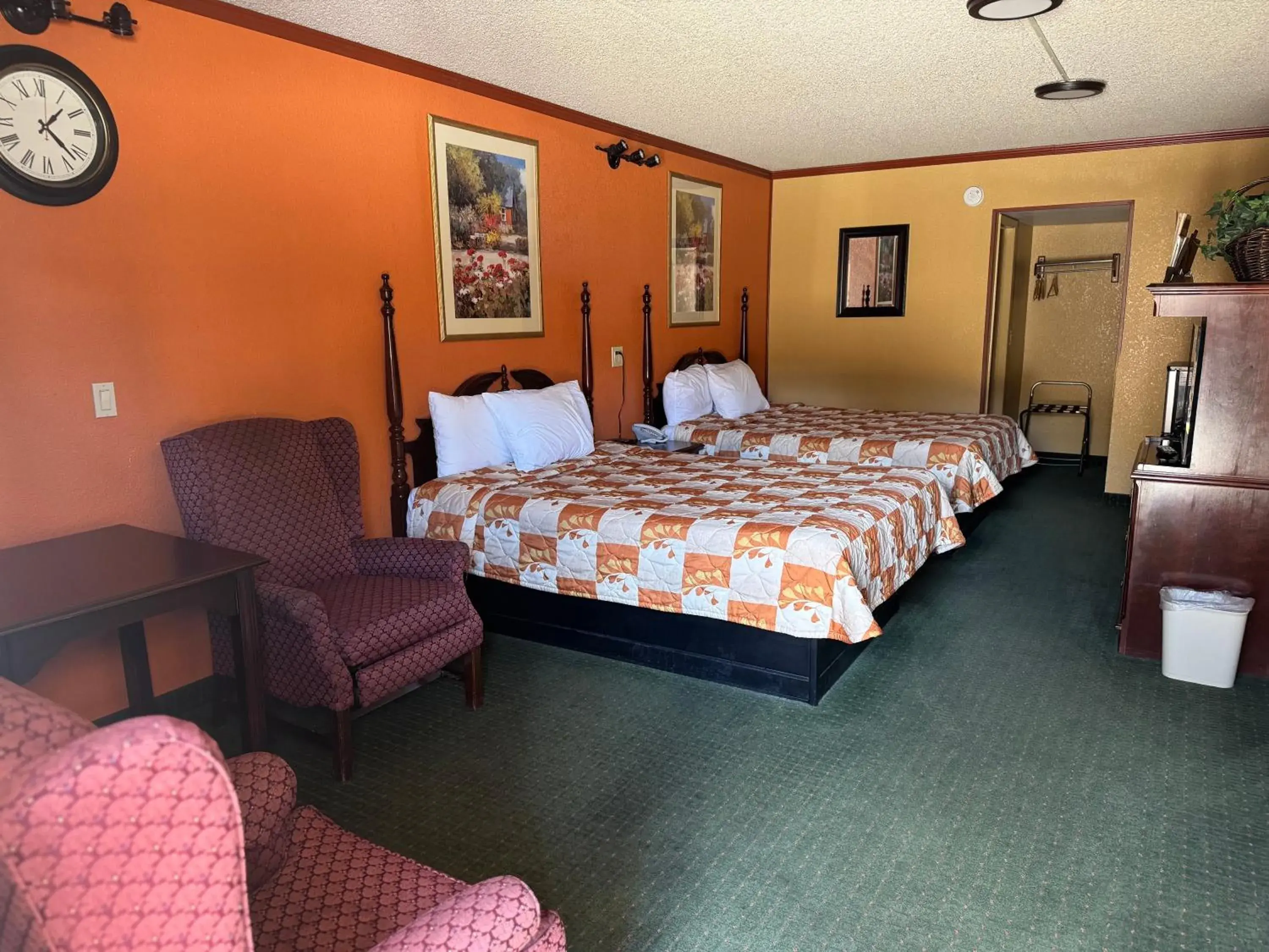 Queen Room with Two Queen Beds - Non-Smoking in The KC Motel Show Low Queen Room with Two Queen Beds - Non-Smoking in The KC Motel Show Low