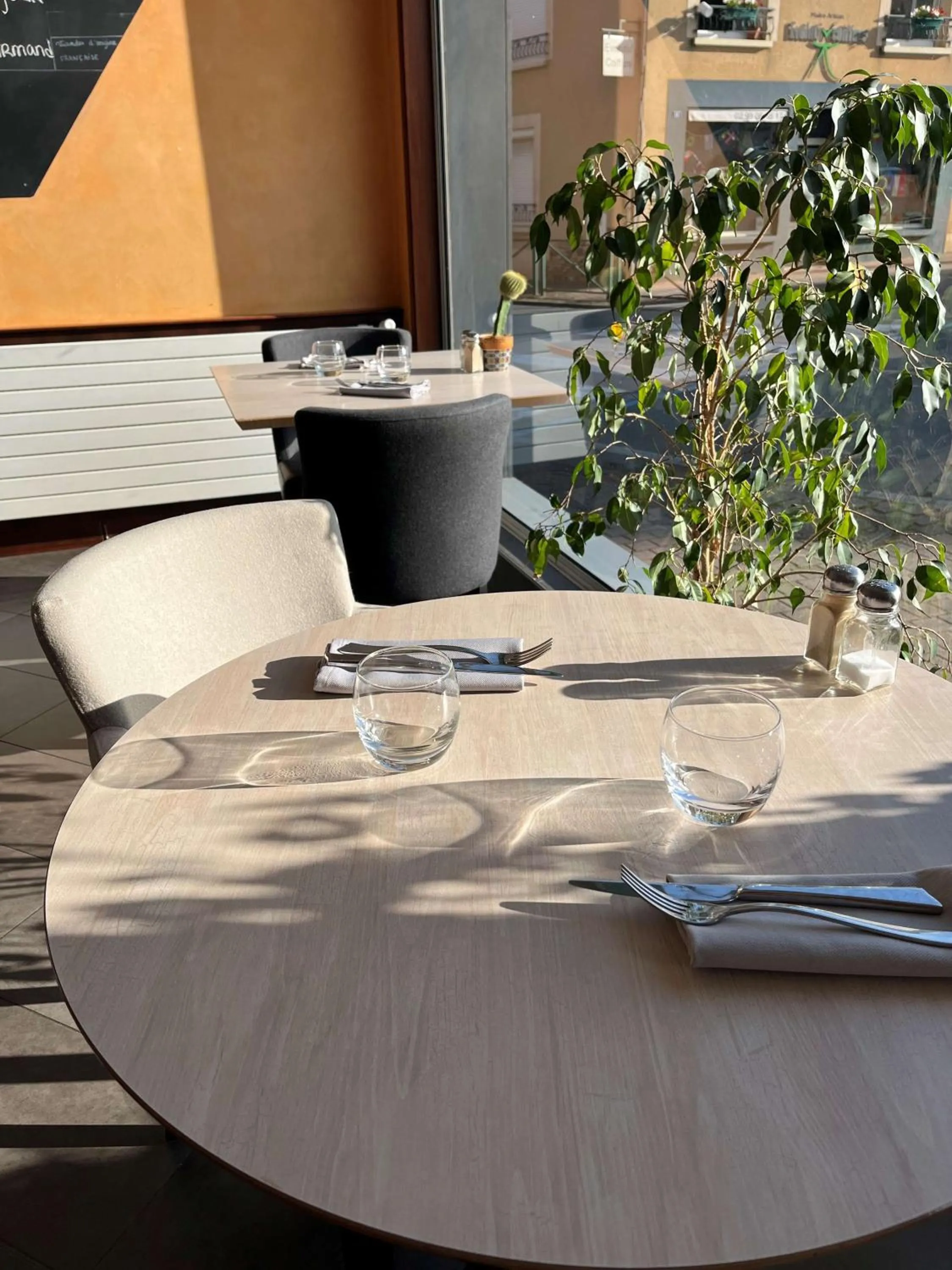 Restaurant/places to eat in Hotel le Broceliande - Sure Hotel Collection by Best Western