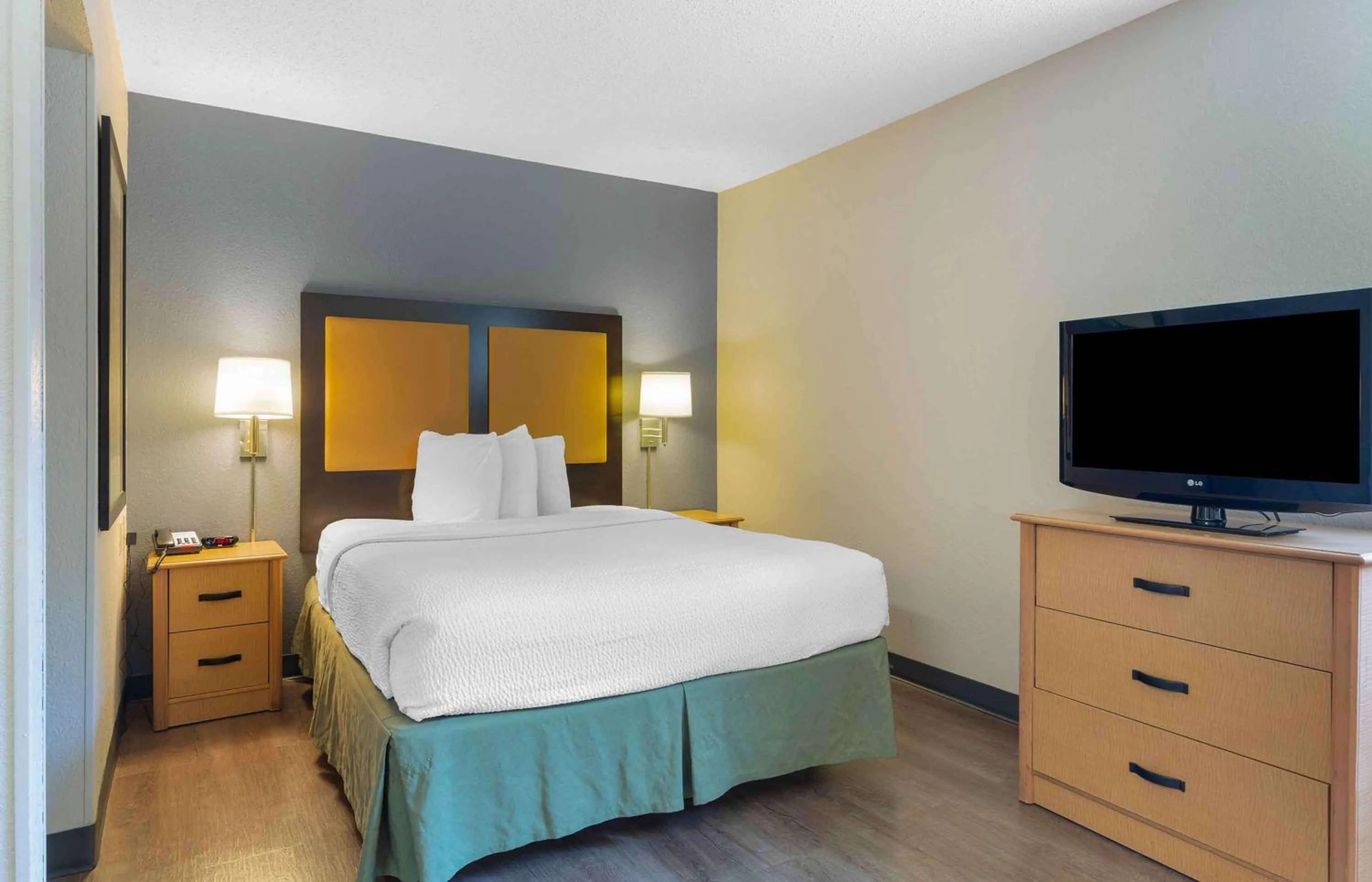 Bedroom, Bed in Extended Stay America Suites - Boston - Peabody