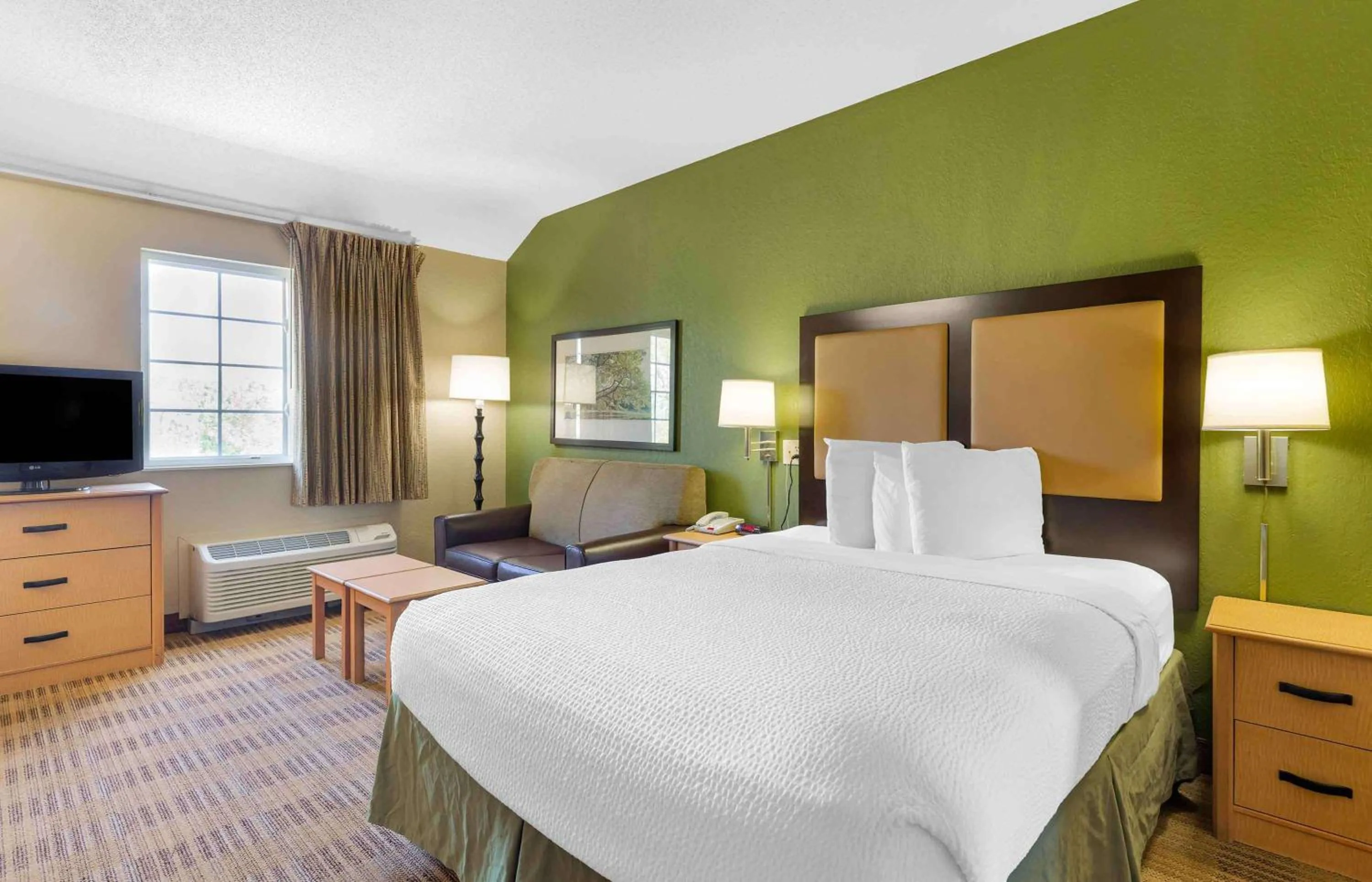 Bedroom, Bed in Extended Stay America Suites - Boston - Peabody