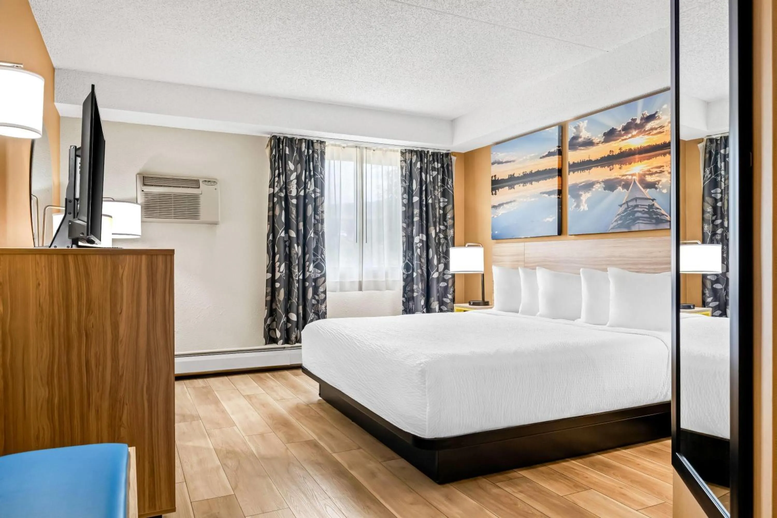 Photo of the whole room, Bed in Days Inn by Wyndham Helena