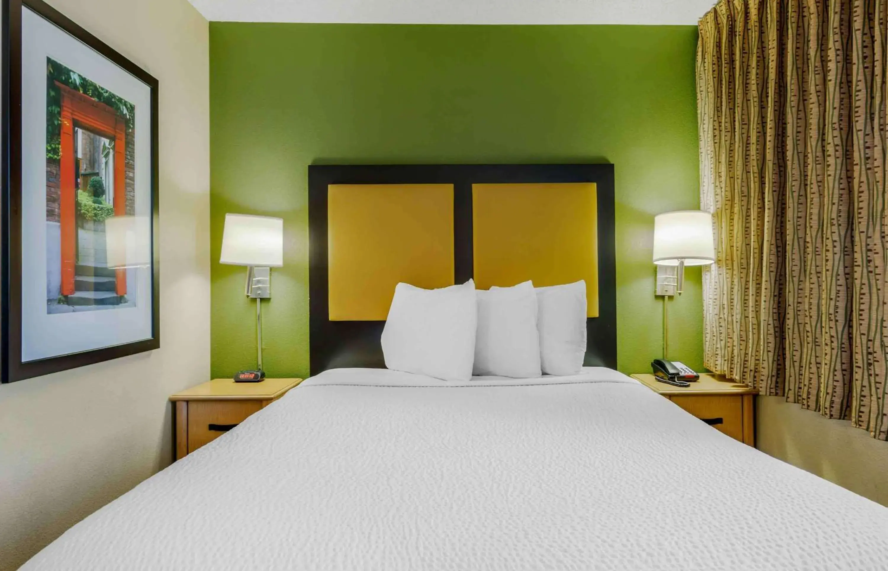 Bedroom, Bed in Extended Stay America Suites - Phoenix - Airport - Tempe Bedroom, Bed in Extended Stay America Suites - Phoenix - Airport - Tempe