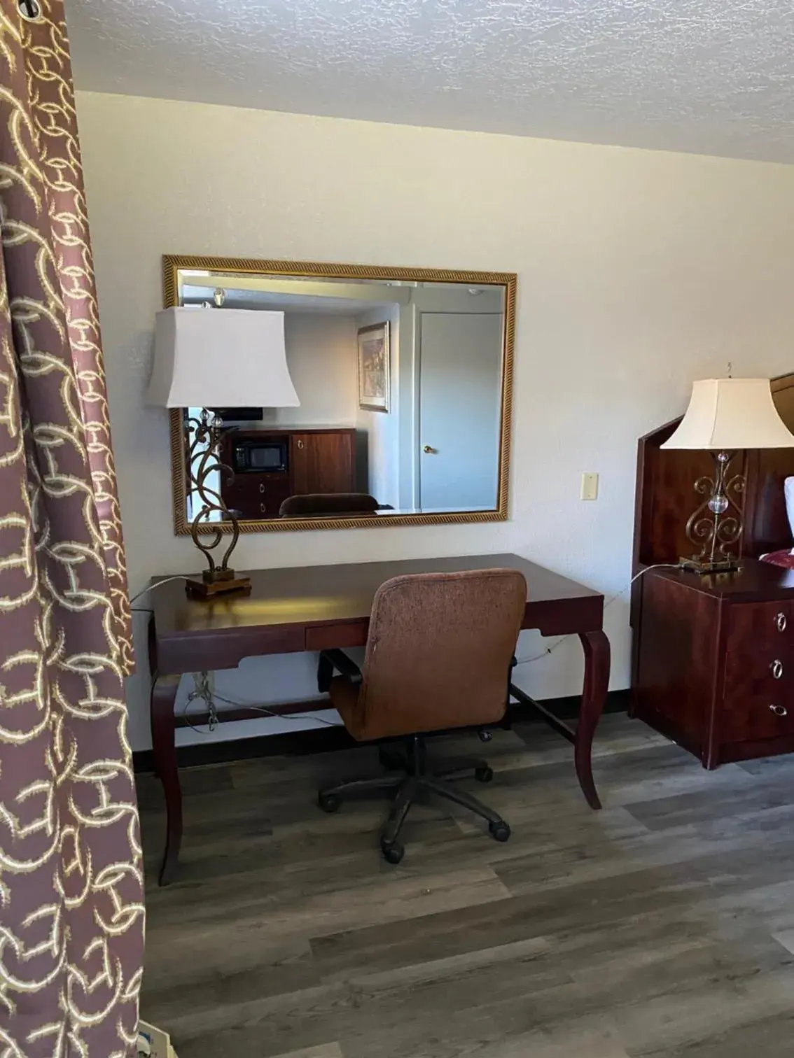 Seating area, Kitchen/Kitchenette in Travelodge by Wyndham Farmington Hwy 64