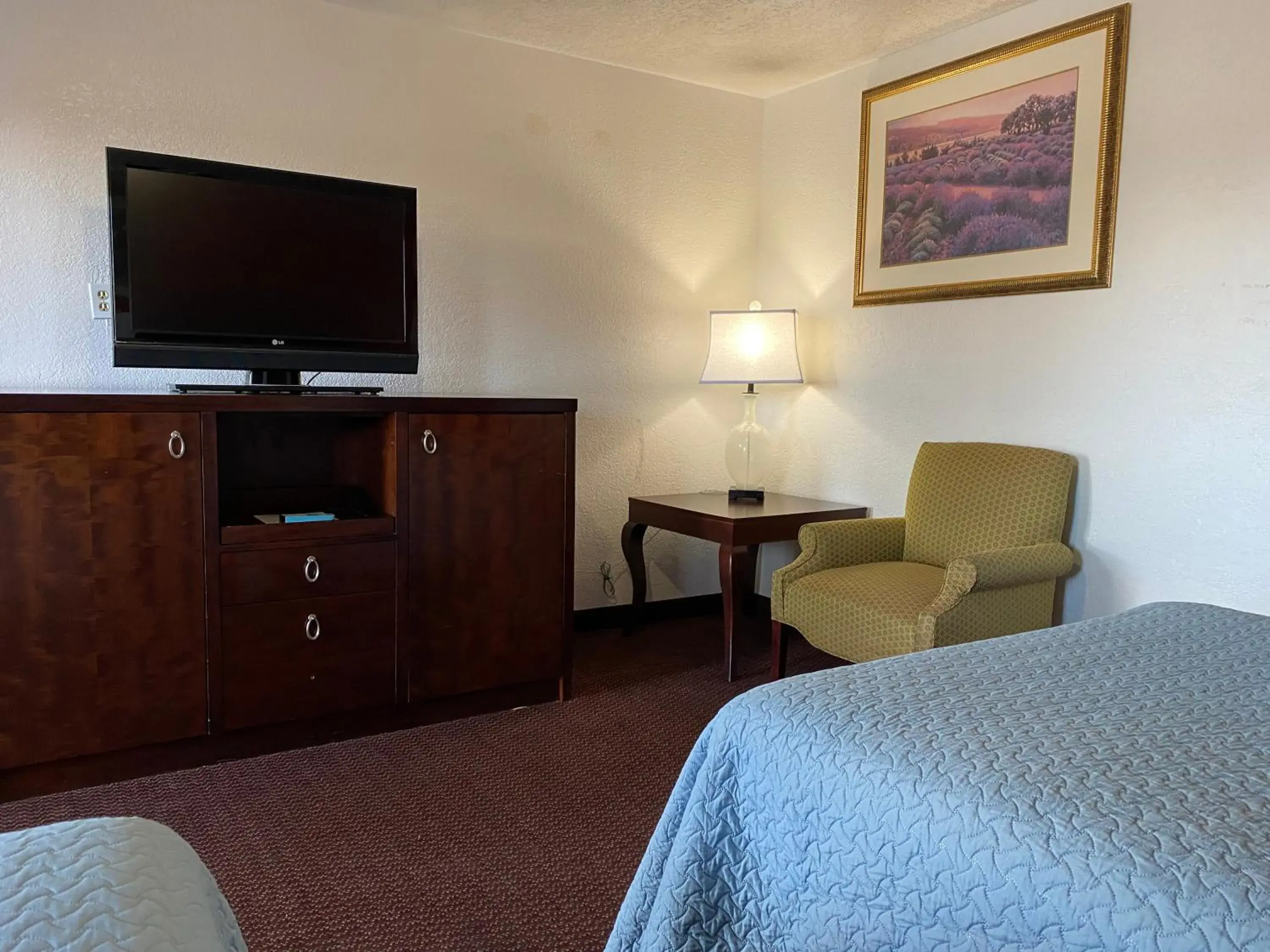 Communal lounge/ TV room, TV/Entertainment Center in Travelodge by Wyndham Farmington Hwy 64