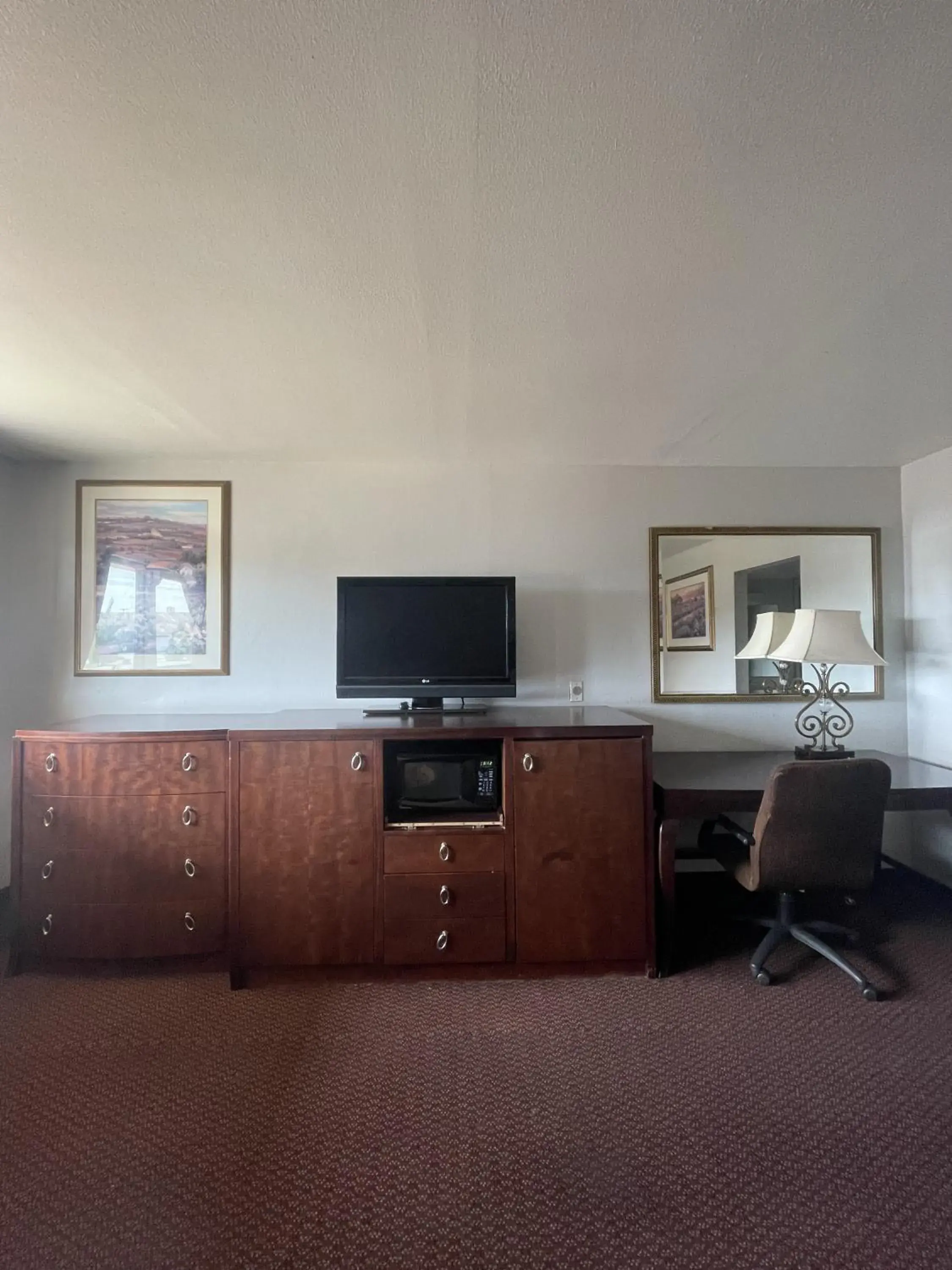 TV and multimedia, TV/Entertainment Center in Travelodge by Wyndham Farmington Hwy 64