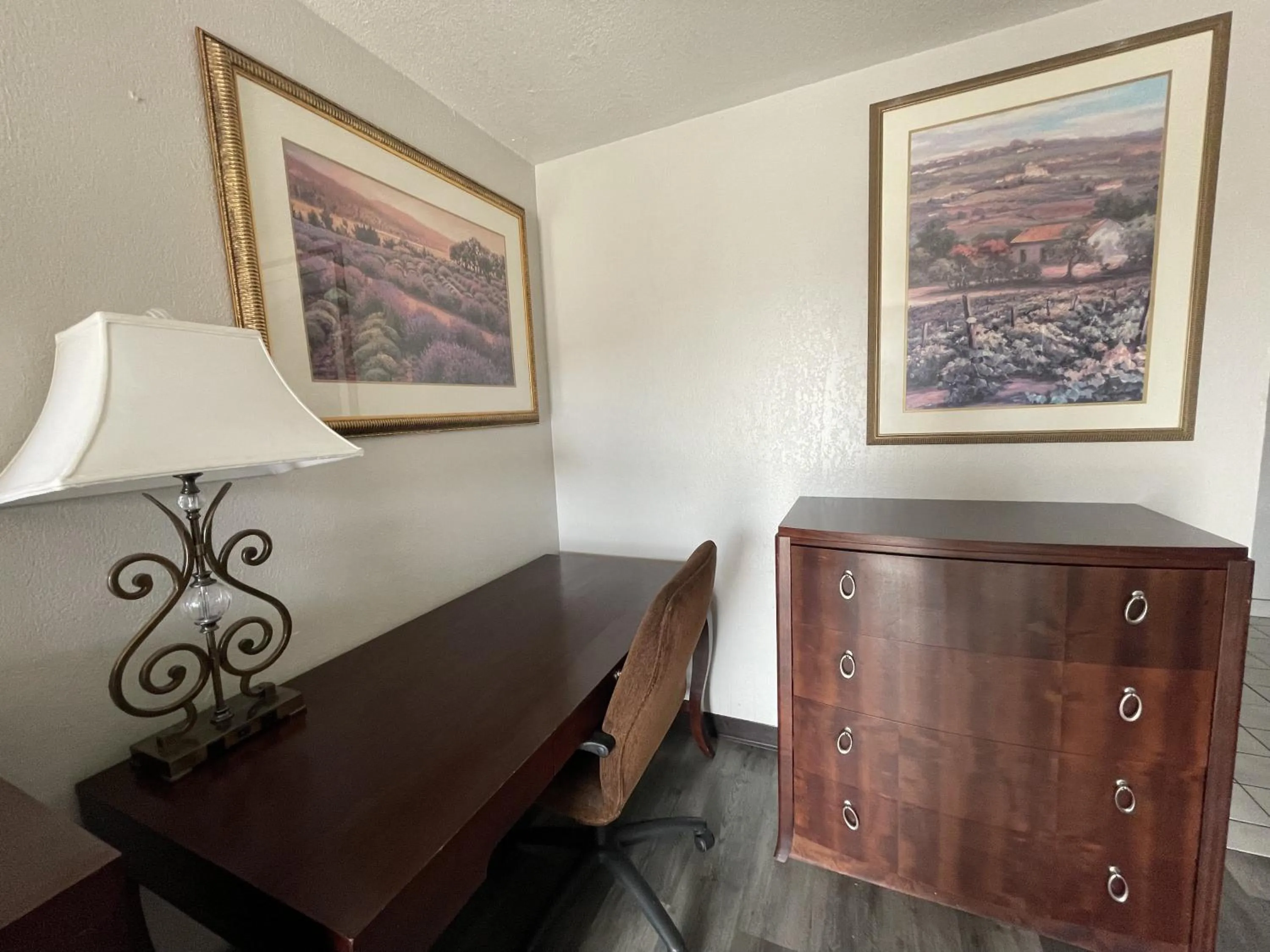 Photo of the whole room in Four Corners Inn