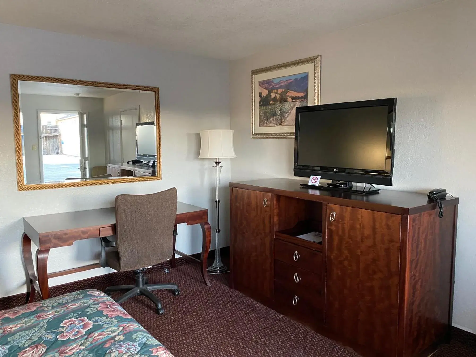 Communal lounge/ TV room, TV/Entertainment Center in Travelodge by Wyndham Farmington Hwy 64