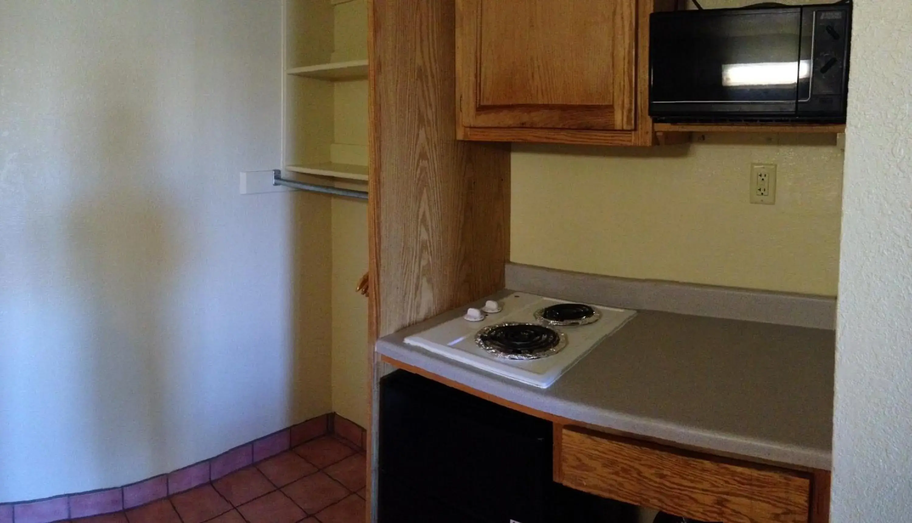 Kitchen or kitchenette, Kitchen/Kitchenette in Travelodge by Wyndham Farmington Hwy 64