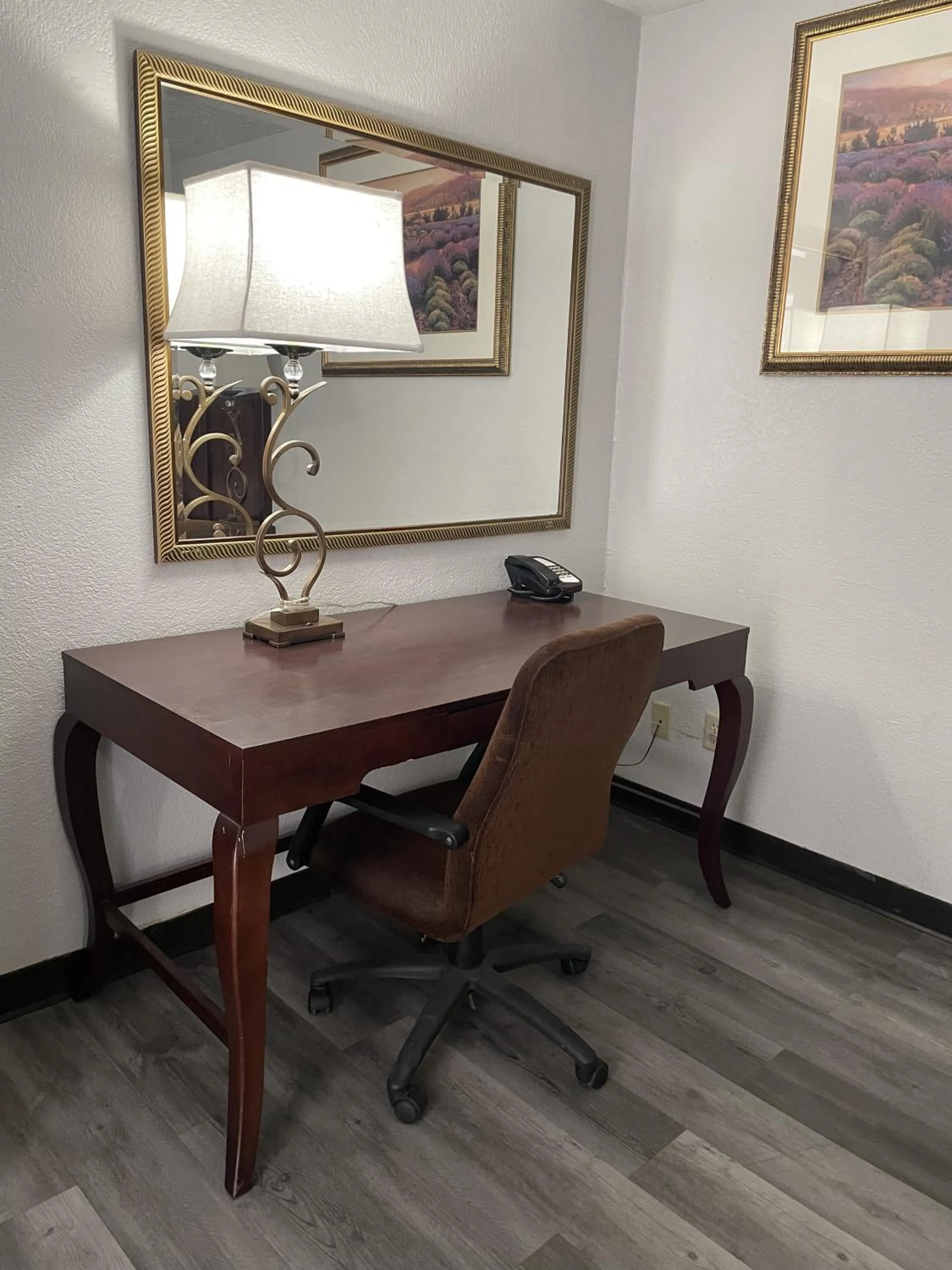 hair dresser in Four Corners Inn