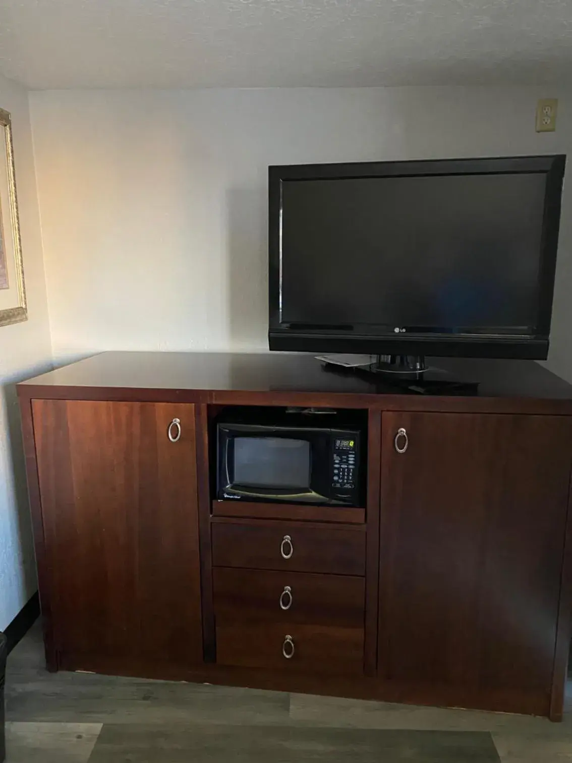 Communal lounge/ TV room, TV/Entertainment Center in Travelodge by Wyndham Farmington Hwy 64