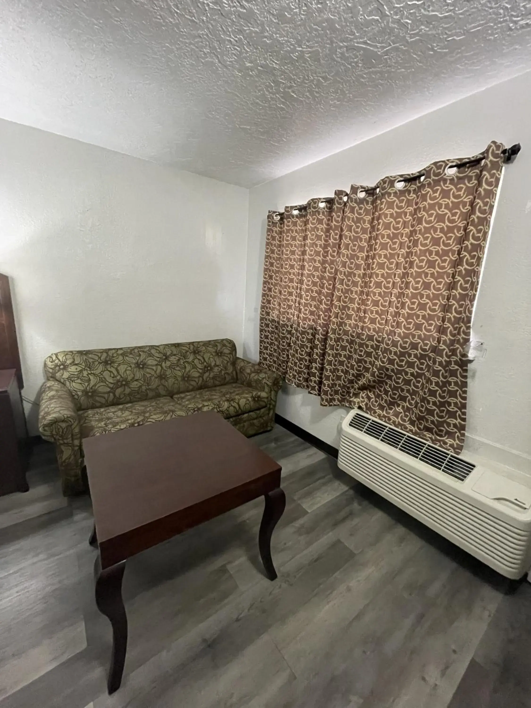 Living room, Seating Area in Travelodge by Wyndham Farmington Hwy 64