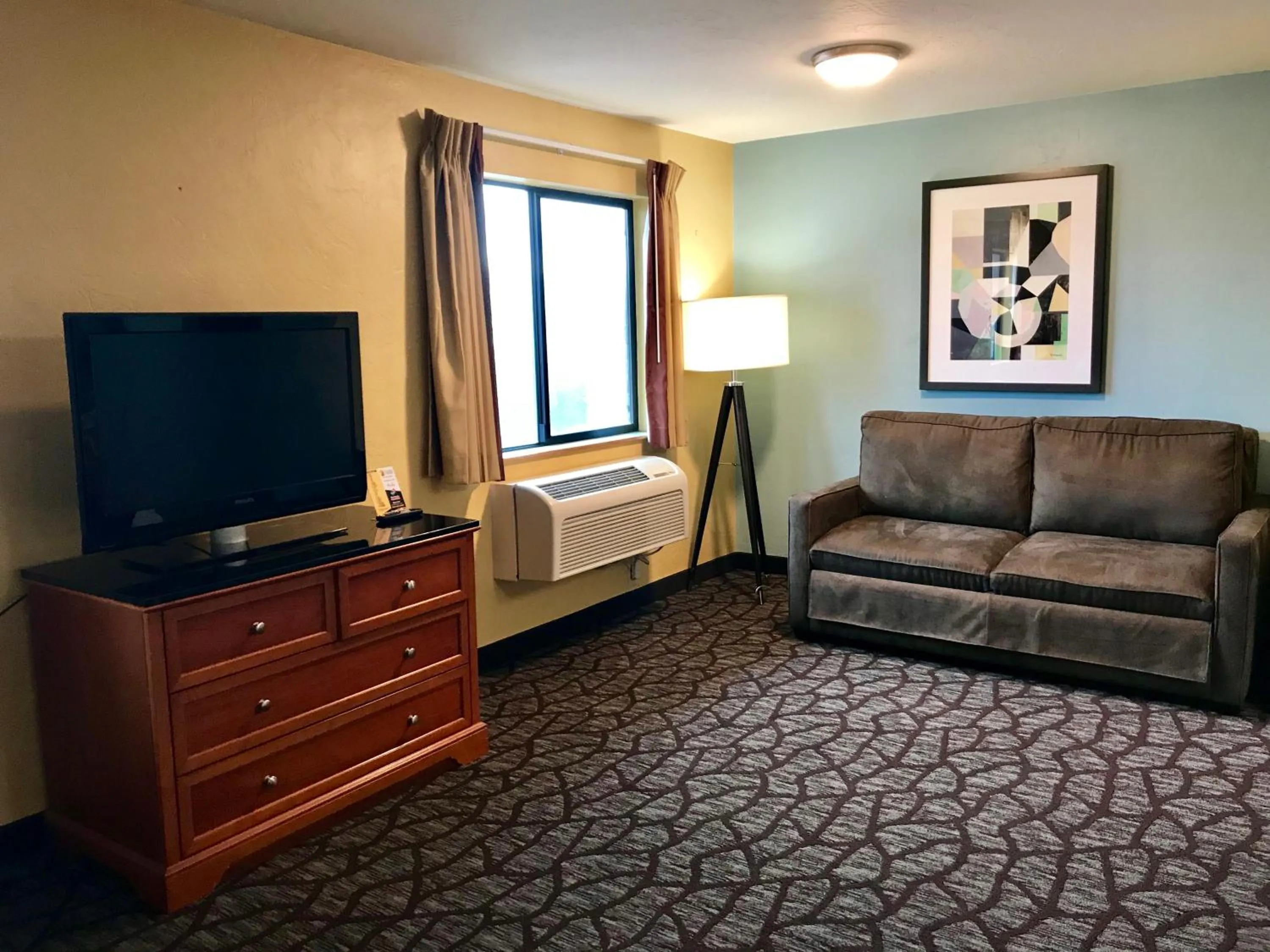 TV and multimedia in Super 8 by Wyndham Union Gap Yakima Area