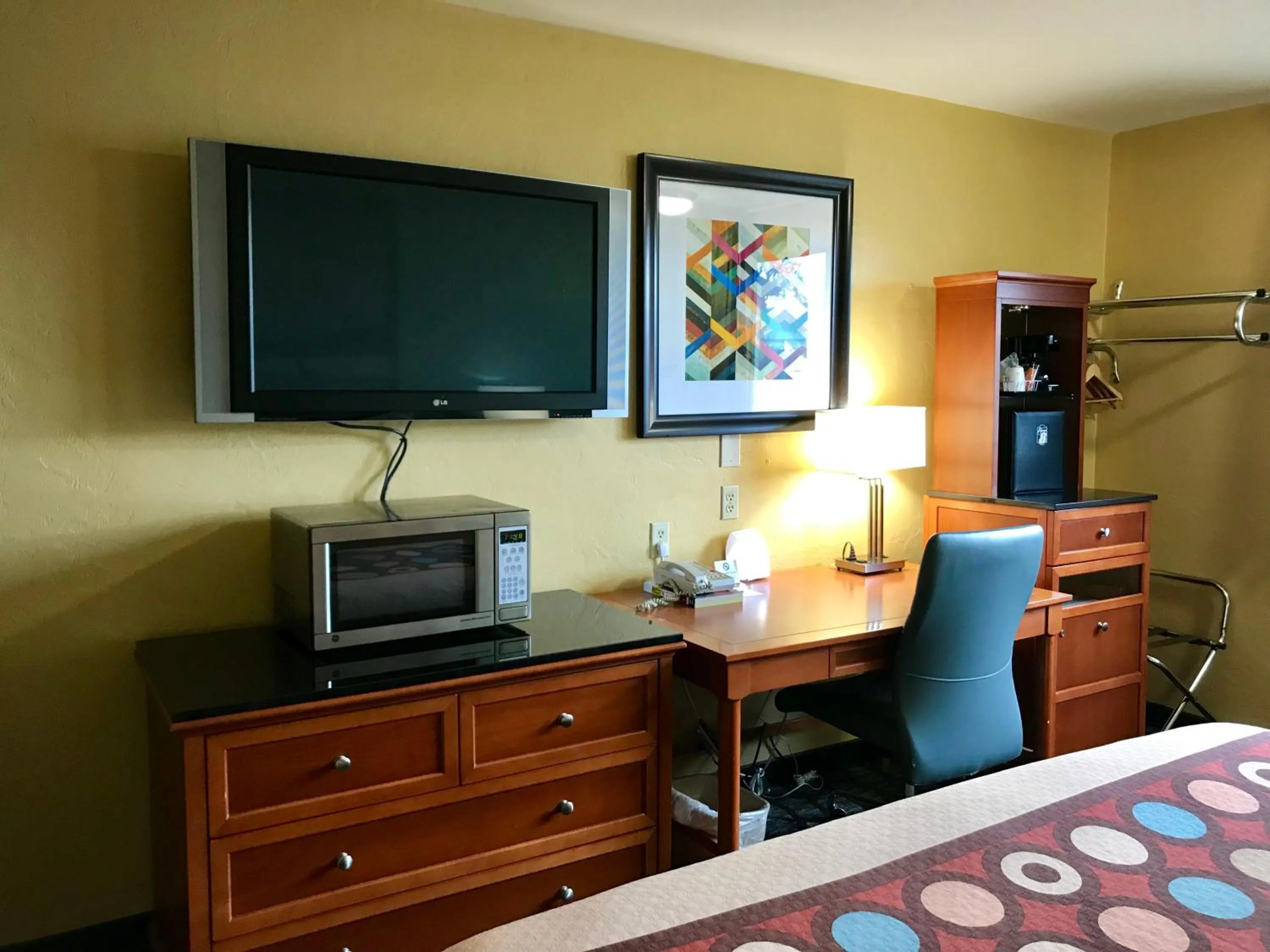 Bed in Super 8 by Wyndham Union Gap Yakima Area