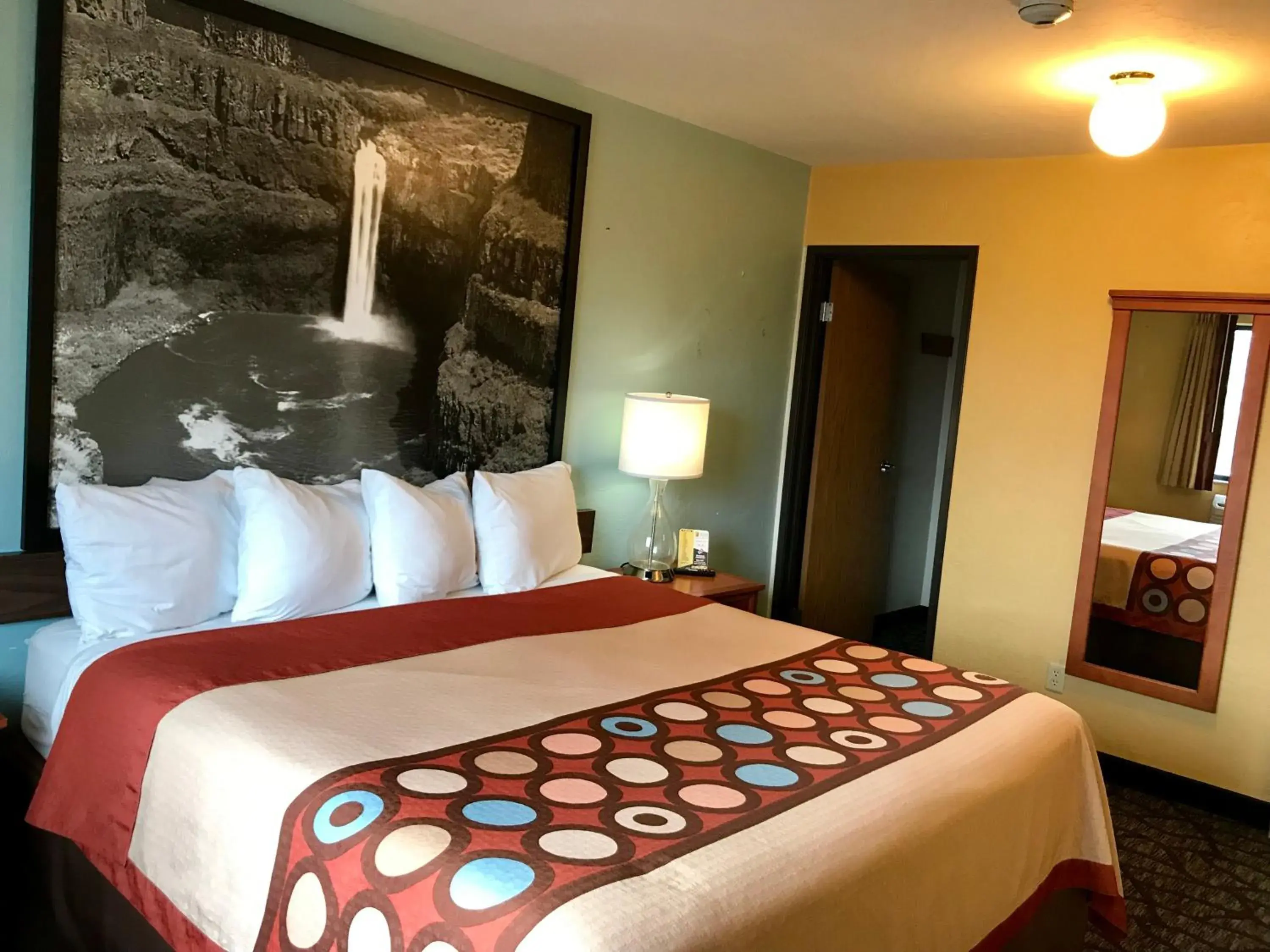 Bed in Super 8 by Wyndham Union Gap Yakima Area Bed in Super 8 by Wyndham Union Gap Yakima Area