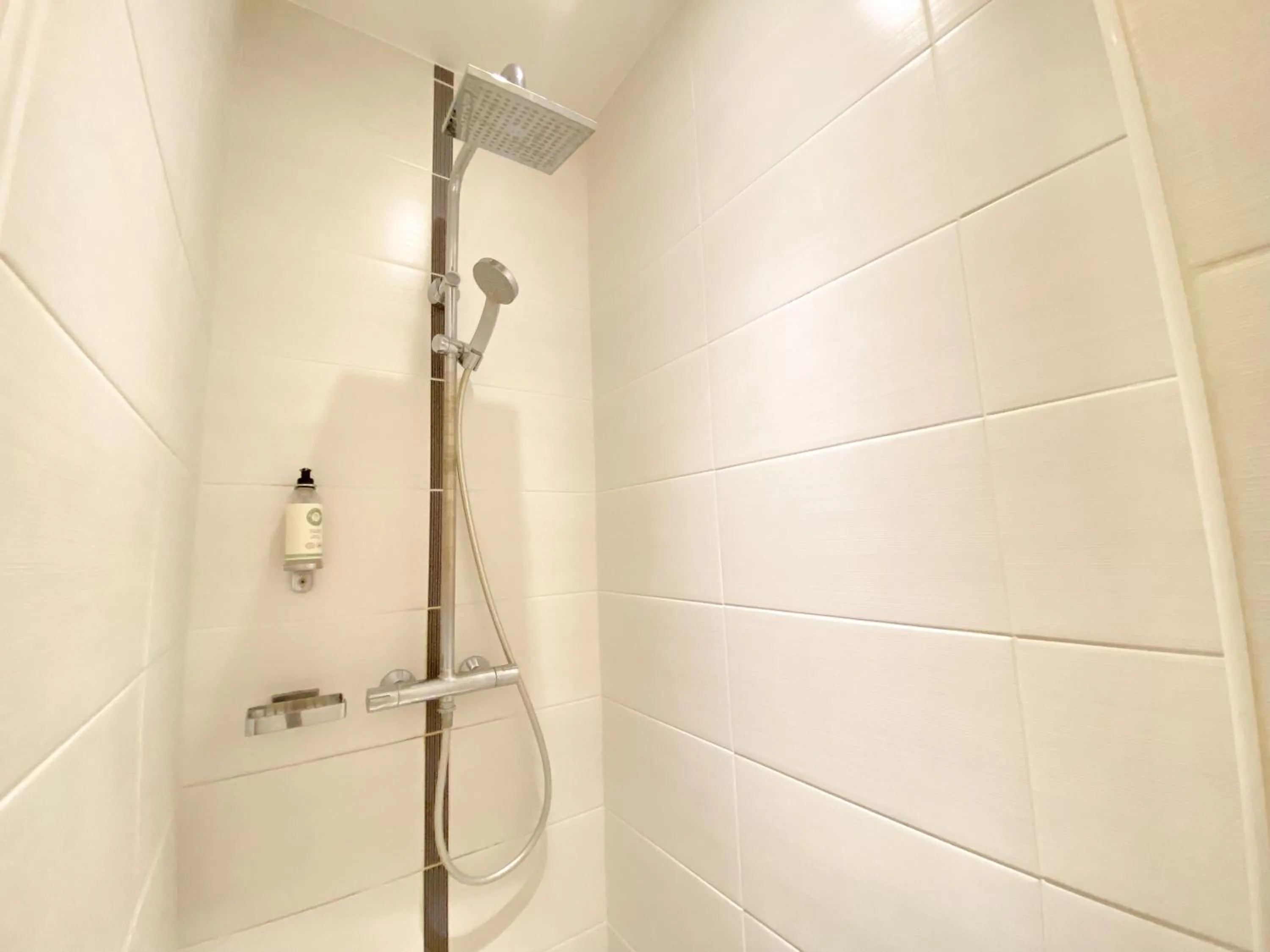 Bathroom in Best Western Le Cheval Blanc -Vue sur le port-plein centre ville