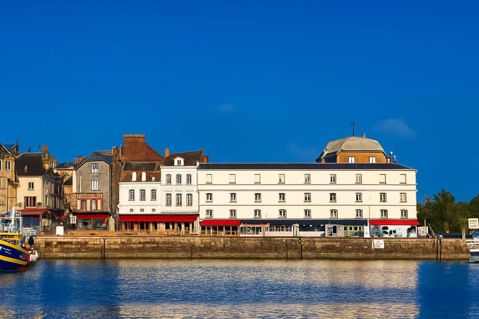 Property building in Best Western Le Cheval Blanc -Vue sur le port-plein centre ville Property building in Best Western Le Cheval Blanc -Vue sur le port-plein centre ville