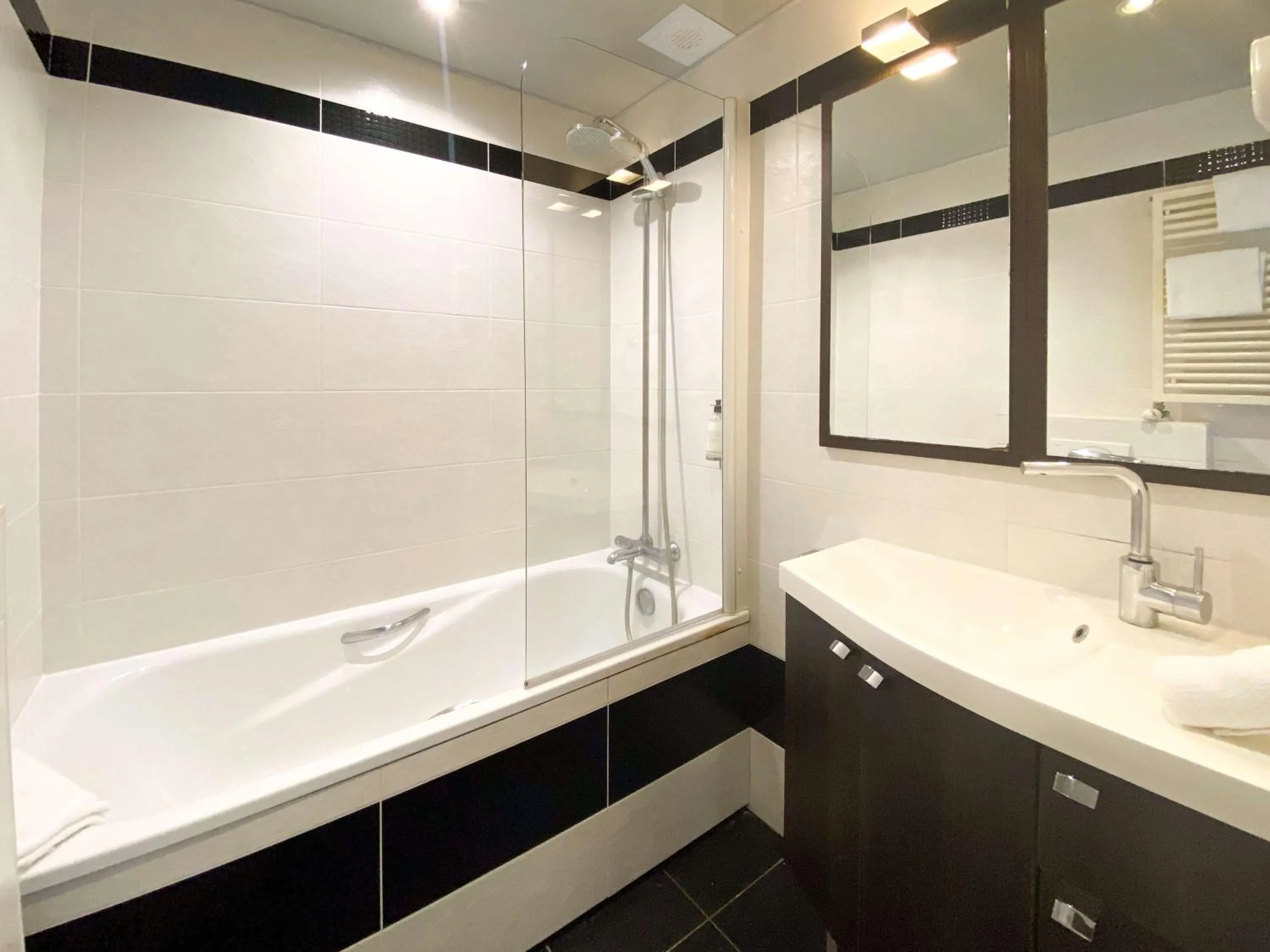 Bedroom in Best Western Le Cheval Blanc -Vue sur le port-plein centre ville