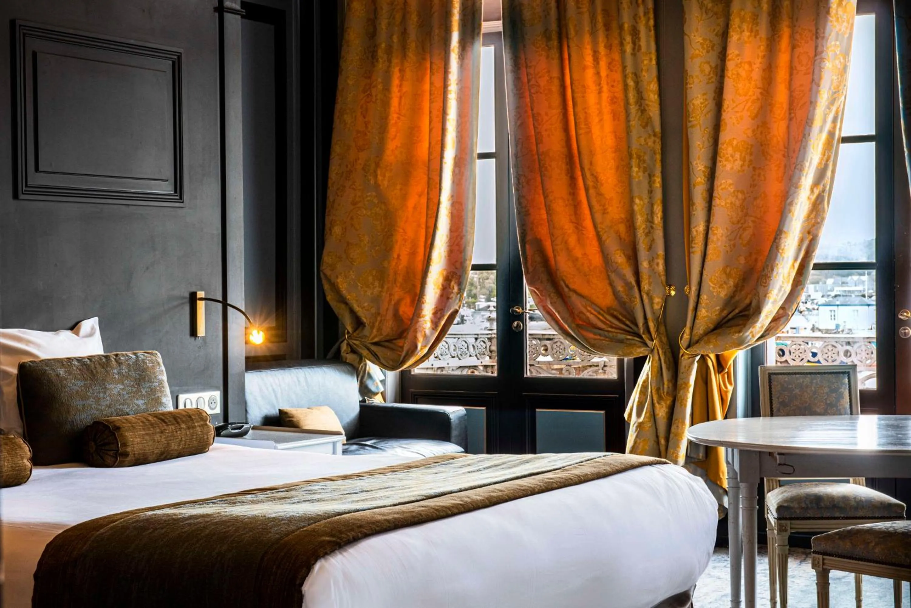 Bedroom, Bed in Best Western Le Cheval Blanc -Vue sur le port-plein centre ville