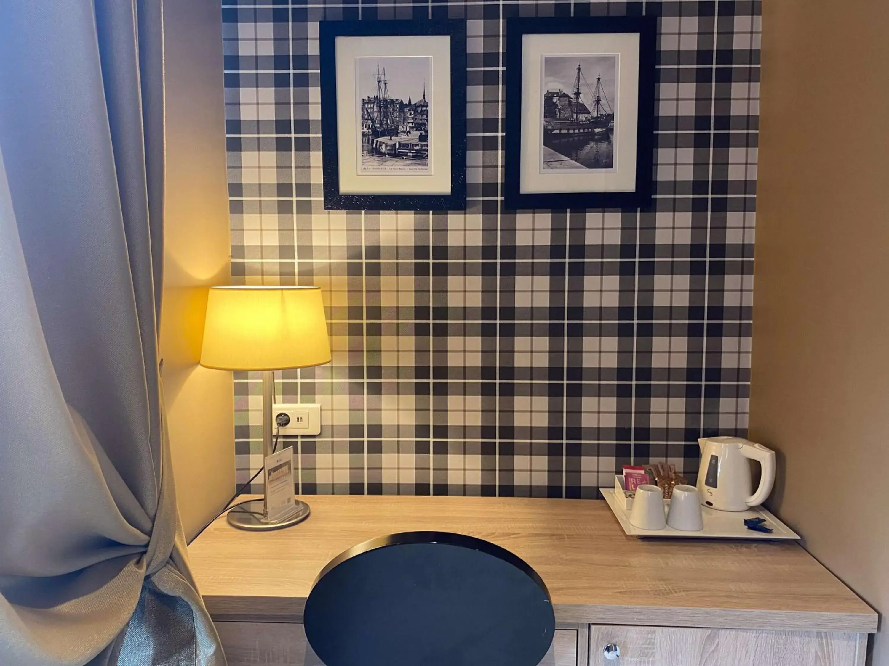 Bedroom in Best Western Le Cheval Blanc -Vue sur le port-plein centre ville Bedroom in Best Western Le Cheval Blanc -Vue sur le port-plein centre ville