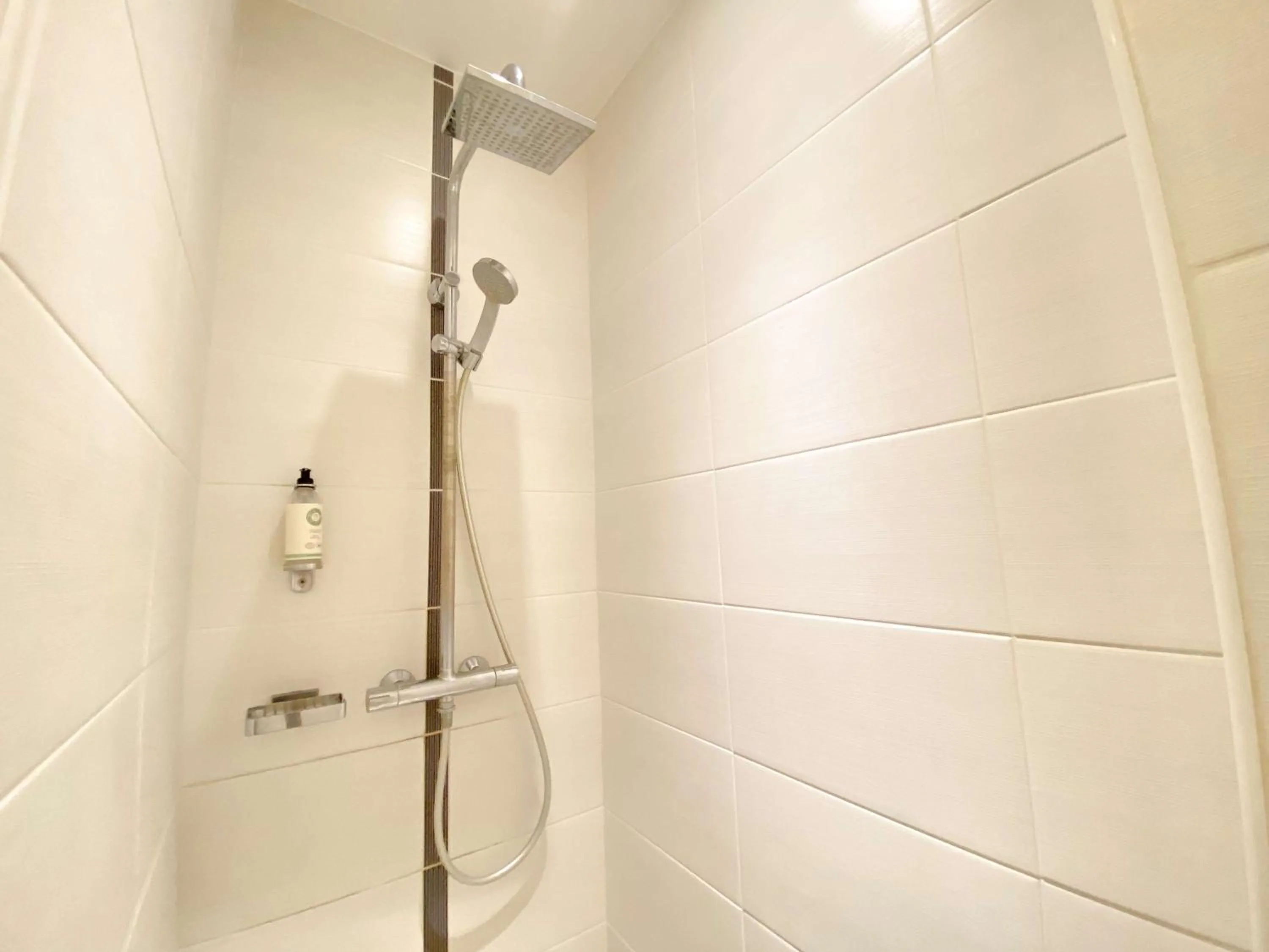 Bathroom in Best Western Le Cheval Blanc -Vue sur le port-plein centre ville